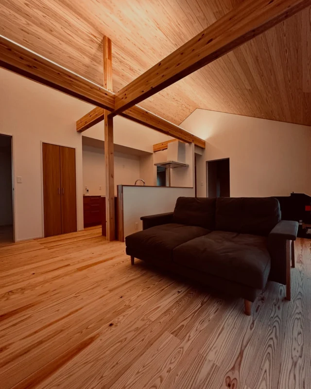 このソファが好き  シンクホーム｜群馬
〜Wool＆Wood  
SHINKU HOME deaign FLAT HOUSE〜  自然素材でつくる平屋のデザインハウス専門店　  『流行に流されない』『自分らしさ』を大切にする住まいのアイデアをお届けします。  ＿＿＿＿＿＿＿＿＿＿＿＿＿＿＿＿　  資料請求・無料相談会・見学会の申し込みはHPからよろしくお願いします。
⬇️詳しくはプロフィールのリンクから
@shinku_home 
＿＿＿＿＿＿＿＿＿＿＿＿＿＿＿＿  【家づくりの特徴】
① 赤ちゃん基準のやさしい家づくり
アトピー､シックハウスに悩まされ･･･
羊毛断熱材･無垢材・コットン･しっくい・化学物資過敏症対応  ② 超長期優良住宅への取り組み
建築地と暮らし方で考える高断熱・高気密住宅
適地適作の家づくりで過剰スペックを抑える　  ③  平屋のすすめ
結婚・子育て・独立・夫婦二人・介護
コミュニケーション・家事楽だから永年満足　  ④  流行に流されない家　美しいデザインコードでつくる自由設計の平屋　企画住宅でありながら同じ家は一つもない、こだわりをめいっぱいつめこんでもけっして失敗しない、コンセプト型の注文住宅  ⑤  正しいライフプランのすすめ
借りられる住宅ローンで予算を決めてはいけない「変動､固定、団信、三大疾病、繰上げ返済、40年、50年、新NISA、イデコ･･･」
先ずは正しいお金の知識を身につけて下さい。  ⑥  床暖房も全館空調もいらない
実際の住み心地の体感
オーナー邸（シンクホームのＯＢ様）で展示場では伝わらないリアル暮らしを体感ください。　  ⑦  夢ノートではじめる家づくり　「自分らしさ」にとことんこだわりを。
家づくりの目的を明確にします。あなたの夢をあきらめない、妥協しない家づくり  〜〜〜〜〜〜〜〜〜〜〜〜〜〜〜
先ずは相談会へお越しください。
ご予約はホームページからお願いします🤲
プロフィールのリンクからHPへ
@shinku_home  #赤ちゃん基準の家づくり#自然素材の家 #無垢材 #羊毛断熱材 #高気密高断熱#長期優良住宅 
#流行に流されない
#あきることのないデザイン
#美しい平屋#平屋#ぐんまの平屋
#群馬工務店#前橋工務店#高崎工務店
#マイホーム#注文住宅#新築#住まい見学会
