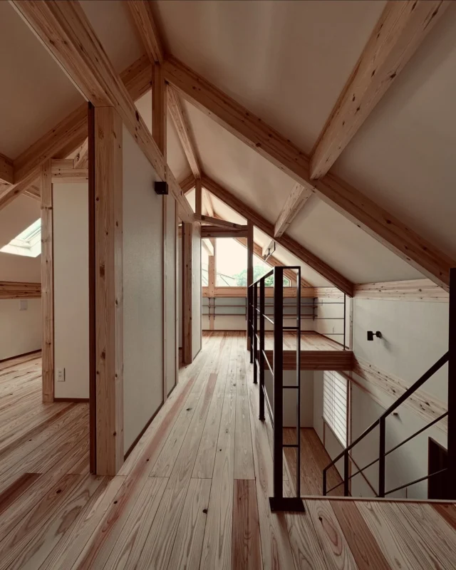 ゆるくつながる空間　声が届く家
スモールイズビューティフル  シンクホーム｜群馬
〜Wool＆Wood  
SHINKU HOME deaign FLAT HOUSE〜  自然素材でつくる平屋のデザインハウス専門店　  『流行に流されない』『自分らしさ』を大切にする住まいのアイデアをお届けします。  ＿＿＿＿＿＿＿＿＿＿＿＿＿＿＿＿　  資料請求・無料相談会・見学会の申し込みはHPからよろしくお願いします。
⬇️詳しくはプロフィールのリンクから
@shinku_home 
＿＿＿＿＿＿＿＿＿＿＿＿＿＿＿＿  【家づくりの特徴】
① 赤ちゃん基準のやさしい家づくり
アトピー､シックハウスに悩まされ･･･
羊毛断熱材･無垢材・コットン･しっくい・化学物資過敏症対応  ② 超長期優良住宅への取り組み
建築地と暮らし方で考える高断熱・高気密住宅
適地適作の家づくりで過剰スペックを抑える　  ③  平屋のすすめ
結婚・子育て・独立・夫婦二人・介護
コミュニケーション・家事楽だから永年満足　  ④  流行に流されない家　美しいデザインコードでつくる自由設計の平屋　企画住宅でありながら同じ家は一つもない、こだわりをめいっぱいつめこんでもけっして失敗しない、コンセプト型の注文住宅  ⑤  正しいライフプランのすすめ
借りられる住宅ローンで予算を決めてはいけない「変動､固定、団信、三大疾病、繰上げ返済、40年、50年、新NISA、イデコ･･･」
先ずは正しいお金の知識を身につけて下さい。  ⑥  床暖房も全館空調もいらない
実際の住み心地の体感
オーナー邸（シンクホームのＯＢ様）で展示場では伝わらないリアル暮らしを体感ください。　  ⑦  夢ノートではじめる家づくり　「自分らしさ」にとことんこだわりを。
家づくりの目的を明確にします。あなたの夢をあきらめない、妥協しない家づくり  〜〜〜〜〜〜〜〜〜〜〜〜〜〜〜
先ずは相談会へお越しください。
ご予約はホームページからお願いします🤲
プロフィールのリンクからHPへ
@shinku_home  #赤ちゃん基準の家づくり#自然素材の家 #無垢材 #羊毛断熱材 #高気密高断熱#長期優良住宅 
#流行に流されない
#あきることのないデザイン
#美しい平屋#平屋#ぐんまの平屋
#群馬工務店#前橋工務店#高崎工務店
#マイホーム#注文住宅#新築#住まい見学会