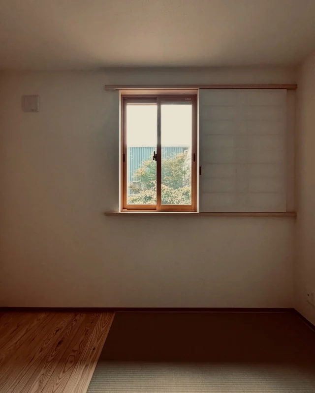 畳　障子　杉板　
休まる空間を考えてみる　  シンクホーム｜群馬
〜Wool＆Wood  
SHINKU HOME deaign FLAT HOUSE〜  自然素材でつくる平屋のデザインハウス専門店　  『流行に流されない』『自分らしさ』を大切にする住まいのアイデアをお届けします。  ＿＿＿＿＿＿＿＿＿＿＿＿＿＿＿＿　  資料請求・無料相談会・見学会の申し込みはHPからよろしくお願いします。
⬇️詳しくはプロフィールのリンクから
@shinku_home 
＿＿＿＿＿＿＿＿＿＿＿＿＿＿＿＿  【家づくりの特徴】
① 赤ちゃん基準のやさしい家づくり
アトピー､シックハウスに悩まされ･･･
羊毛断熱材･無垢材・コットン･しっくい・化学物資過敏症対応  ② 超長期優良住宅への取り組み
建築地と暮らし方で考える高断熱・高気密住宅
適地適作の家づくりで過剰スペックを抑える　  ③  平屋のすすめ
結婚・子育て・独立・夫婦二人・介護
コミュニケーション・家事楽だから永年満足　  ④  流行に流されない家　美しいデザインコードでつくる自由設計の平屋　企画住宅でありながら同じ家は一つもない、こだわりをめいっぱいつめこんでもけっして失敗しない、コンセプト型の注文住宅  ⑤  正しいライフプランのすすめ
借りられる住宅ローンで予算を決めてはいけない「変動､固定、団信、三大疾病、繰上げ返済、40年、50年、新NISA、イデコ･･･」
先ずは正しいお金の知識を身につけて下さい。  ⑥  床暖房も全館空調もいらない
実際の住み心地の体感
オーナー邸（シンクホームのＯＢ様）で展示場では伝わらないリアル暮らしを体感ください。　  ⑦  夢ノートではじめる家づくり　「自分らしさ」にとことんこだわりを。
家づくりの目的を明確にします。あなたの夢をあきらめない、妥協しない家づくり  〜〜〜〜〜〜〜〜〜〜〜〜〜〜〜
先ずは相談会へお越しください。
ご予約はホームページからお願いします🤲
プロフィールのリンクからHPへ
@shinku_home  #赤ちゃん基準の家づくり#自然素材の家 #無垢材 #羊毛断熱材 #高気密高断熱#長期優良住宅 
#流行に流されない
#あきることのないデザイン
#美しい平屋#平屋#ぐんまの平屋
#群馬工務店#前橋工務店#高崎工務店
#マイホーム#注文住宅#新築#住まい見学会