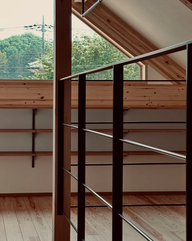 季節を映す　窓  シンクホーム｜群馬
〜Wool＆Wood  
SHINKU HOME deaign FLAT HOUSE〜  自然素材でつくる平屋のデザインハウス専門店　  『流行に流されない』『自分らしさ』を大切にする住まいのアイデアをお届けします。  ＿＿＿＿＿＿＿＿＿＿＿＿＿＿＿＿　  資料請求・無料相談会・見学会の申し込みはHPからよろしくお願いします。
⬇️詳しくはプロフィールのリンクから
@shinku_home 
＿＿＿＿＿＿＿＿＿＿＿＿＿＿＿＿  【家づくりの特徴】
① 赤ちゃん基準のやさしい家づくり
アトピー､シックハウスに悩まされ･･･
羊毛断熱材･無垢材・コットン･しっくい・化学物資過敏症対応  ② 超長期優良住宅への取り組み
建築地と暮らし方で考える高断熱・高気密住宅
適地適作の家づくりで過剰スペックを抑える　  ③  平屋のすすめ
結婚・子育て・独立・夫婦二人・介護
コミュニケーション・家事楽だから永年満足　  ④  流行に流されない家　美しいデザインコードでつくる自由設計の平屋　企画住宅でありながら同じ家は一つもない、こだわりをめいっぱいつめこんでもけっして失敗しない、コンセプト型の注文住宅  ⑤  正しいライフプランのすすめ
借りられる住宅ローンで予算を決めてはいけない「変動､固定、団信、三大疾病、繰上げ返済、40年、50年、新NISA、イデコ･･･」
先ずは正しいお金の知識を身につけて下さい。  ⑥  床暖房も全館空調もいらない
実際の住み心地の体感
オーナー邸（シンクホームのＯＢ様）で展示場では伝わらないリアル暮らしを体感ください。　  ⑦  夢ノートではじめる家づくり　「自分らしさ」にとことんこだわりを。
家づくりの目的を明確にします。あなたの夢をあきらめない、妥協しない家づくり  〜〜〜〜〜〜〜〜〜〜〜〜〜〜〜
先ずは相談会へお越しください。
ご予約はホームページからお願いします🤲
プロフィールのリンクからHPへ
@shinku_home  #赤ちゃん基準の家づくり#自然素材の家 #無垢材 #羊毛断熱材 #高気密高断熱#長期優良住宅 
#流行に流されない
#あきることのないデザイン
#美しい平屋#平屋#ぐんまの平屋
#群馬工務店#前橋工務店#高崎工務店
#マイホーム#注文住宅#新築#住まい見学会