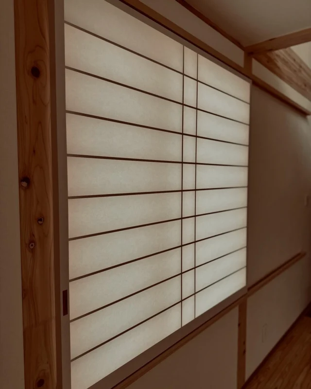 障子一枚が情緒をつくりだす
季節を感じる窓  シンクホーム｜群馬
〜Wool＆Wood  
SHINKU HOME deaign FLAT HOUSE〜  自然素材でつくる平屋のデザインハウス専門店　  『流行に流されない』『自分らしさ』を大切にする住まいのアイデアをお届けします。  ＿＿＿＿＿＿＿＿＿＿＿＿＿＿＿＿　  資料請求・無料相談会・見学会の申し込みはHPからよろしくお願いします。
⬇️詳しくはプロフィールのリンクから
@shinku_home 
＿＿＿＿＿＿＿＿＿＿＿＿＿＿＿＿  【家づくりの特徴】
① 赤ちゃん基準のやさしい家づくり
アトピー､シックハウスに悩まされ･･･
羊毛断熱材･無垢材・コットン･しっくい・化学物資過敏症対応  ② 超長期優良住宅への取り組み
建築地と暮らし方で考える高断熱・高気密住宅
適地適作の家づくりで過剰スペックを抑える　  ③  平屋のすすめ
結婚・子育て・独立・夫婦二人・介護
コミュニケーション・家事楽だから永年満足　  ④  流行に流されない家　美しいデザインコードでつくる自由設計の平屋　企画住宅でありながら同じ家は一つもない、こだわりをめいっぱいつめこんでもけっして失敗しない、コンセプト型の注文住宅  ⑤  正しいライフプランのすすめ
借りられる住宅ローンで予算を決めてはいけない「変動､固定、団信、三大疾病、繰上げ返済、40年、50年、新NISA、イデコ･･･」
先ずは正しいお金の知識を身につけて下さい。  ⑥  床暖房も全館空調もいらない
実際の住み心地の体感
オーナー邸（シンクホームのＯＢ様）で展示場では伝わらないリアル暮らしを体感ください。　  ⑦  夢ノートではじめる家づくり　「自分らしさ」にとことんこだわりを。
家づくりの目的を明確にします。あなたの夢をあきらめない、妥協しない家づくり  〜〜〜〜〜〜〜〜〜〜〜〜〜〜〜
先ずは相談会へお越しください。
ご予約はホームページからお願いします🤲
プロフィールのリンクからHPへ
@shinku_home  #赤ちゃん基準の家づくり#自然素材の家 #無垢材 #羊毛断熱材 #高気密高断熱#長期優良住宅 
#流行に流されない
#あきることのないデザイン
#美しい平屋#平屋#ぐんまの平屋
#群馬工務店#前橋工務店#高崎工務店
#マイホーム#注文住宅#新築#住まい見学会