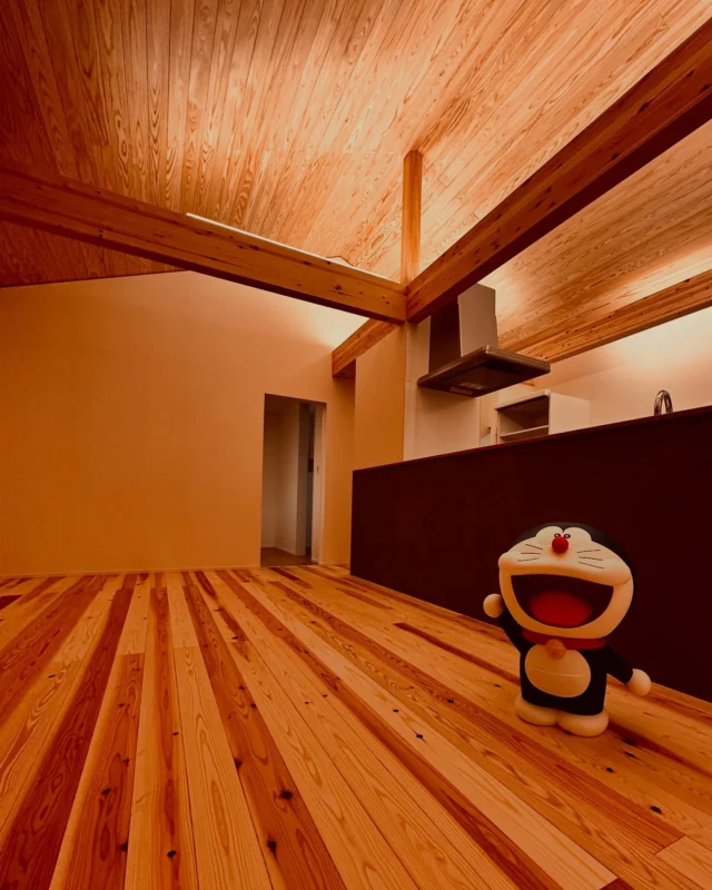 光源を見せず　照らす  シンクホーム｜群馬
〜Wool＆Wood  
SHINKU HOME deaign FLAT HOUSE〜  自然素材でつくる平屋のデザインハウス専門店　  『流行に流されない』『自分らしさ』を大切にする住まいのアイデアをお届けします。  ＿＿＿＿＿＿＿＿＿＿＿＿＿＿＿＿　  資料請求・無料相談会・見学会の申し込みはHPからよろしくお願いします。
⬇️詳しくはプロフィールのリンクから
@shinku_home 
＿＿＿＿＿＿＿＿＿＿＿＿＿＿＿＿  【家づくりの特徴】
① 赤ちゃん基準のやさしい家づくり
アトピー､シックハウスに悩まされ･･･
羊毛断熱材･無垢材・コットン･しっくい・化学物資過敏症対応  ② 超長期優良住宅への取り組み
建築地と暮らし方で考える高断熱・高気密住宅
適地適作の家づくりで過剰スペックを抑える　  ③  平屋のすすめ
結婚・子育て・独立・夫婦二人・介護
コミュニケーション・家事楽だから永年満足　  ④  流行に流されない家　美しいデザインコードでつくる自由設計の平屋　企画住宅でありながら同じ家は一つもない、こだわりをめいっぱいつめこんでもけっして失敗しない、コンセプト型の注文住宅  ⑤  正しいライフプランのすすめ
借りられる住宅ローンで予算を決めてはいけない「変動､固定、団信、三大疾病、繰上げ返済、40年、50年、新NISA、イデコ･･･」
先ずは正しいお金の知識を身につけて下さい。  ⑥  床暖房も全館空調もいらない
実際の住み心地の体感
オーナー邸（シンクホームのＯＢ様）で展示場では伝わらないリアル暮らしを体感ください。　  ⑦  夢ノートではじめる家づくり　「自分らしさ」にとことんこだわりを。
家づくりの目的を明確にします。あなたの夢をあきらめない、妥協しない家づくり  〜〜〜〜〜〜〜〜〜〜〜〜〜〜〜
先ずは相談会へお越しください。
ご予約はホームページからお願いします🤲
プロフィールのリンクからHPへ
@shinku_home  #赤ちゃん基準の家づくり#自然素材の家 #無垢材 #羊毛断熱材 #高気密高断熱#長期優良住宅 
#流行に流されない
#あきることのないデザイン
#美しい平屋#平屋#ぐんまの平屋
#群馬工務店#前橋工務店#高崎工務店
#マイホーム#注文住宅#新築#住まい見学会  シンクホーム｜群馬
〜Wool＆Wood  
SHINKU HOME deaign FLAT HOUSE〜  自然素材でつくる平屋のデザインハウス専門店　  『流行に流されない』『自分らしさ』を大切にする住まいのアイデアをお届けします。  ＿＿＿＿＿＿＿＿＿＿＿＿＿＿＿＿　  資料請求・無料相談会・見学会の申し込みはHPからよろしくお願いします。
⬇️詳しくはプロフィールのリンクから
@shinku_home 
＿＿＿＿＿＿＿＿＿＿＿＿＿＿＿＿  【家づくりの特徴】
① 赤ちゃん基準のやさしい家づくり
アトピー､シックハウスに悩まされ･･･
羊毛断熱材･無垢材・コットン･しっくい・化学物資過敏症対応  ② 超長期優良住宅への取り組み
建築地と暮らし方で考える高断熱・高気密住宅
適地適作の家づくりで過剰スペックを抑える　  ③  平屋のすすめ
結婚・子育て・独立・夫婦二人・介護
コミュニケーション・家事楽だから永年満足　  ④  流行に流されない家　美しいデザインコードでつくる自由設計の平屋　企画住宅でありながら同じ家は一つもない、こだわりをめいっぱいつめこんでもけっして失敗しない、コンセプト型の注文住宅  ⑤  正しいライフプランのすすめ
借りられる住宅ローンで予算を決めてはいけない「変動､固定、団信、三大疾病、繰上げ返済、40年、50年、新NISA、イデコ･･･」
先ずは正しいお金の知識を身につけて下さい。  ⑥  床暖房も全館空調もいらない
実際の住み心地の体感
オーナー邸（シンクホームのＯＢ様）で展示場では伝わらないリアル暮らしを体感ください。　  ⑦  夢ノートではじめる家づくり　「自分らしさ」にとことんこだわりを。
家づくりの目的を明確にします。あなたの夢をあきらめない、妥協しない家づくり  〜〜〜〜〜〜〜〜〜〜〜〜〜〜〜
先ずは相談会へお越しください。
ご予約はホームページからお願いします🤲
プロフィールのリンクからHPへ
@shinku_home  #赤ちゃん基準の家づくり#自然素材の家 #無垢材 #羊毛断熱材 #高気密高断熱#長期優良住宅 
#流行に流されない
#あきることのないデザイン
#美しい平屋#平屋#ぐんまの平屋
#群馬工務店#前橋工務店#高崎工務店
#マイホーム#注文住宅#新築#住まい見学会
