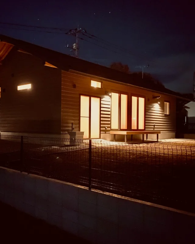 もれるあかり  シンクホーム｜群馬
〜Wool＆Wood  
SHINKU HOME deaign FLAT HOUSE〜  自然素材でつくる平屋のデザインハウス専門店　  『流行に流されない』『自分らしさ』を大切にする住まいのアイデアをお届けします。  ＿＿＿＿＿＿＿＿＿＿＿＿＿＿＿＿　  資料請求・無料相談会・見学会の申し込みはHPからよろしくお願いします。
⬇️詳しくはプロフィールのリンクから
@shinku_home 
＿＿＿＿＿＿＿＿＿＿＿＿＿＿＿＿  【家づくりの特徴】
① 赤ちゃん基準のやさしい家づくり
アトピー､シックハウスに悩まされ･･･
羊毛断熱材･無垢材・コットン･しっくい・化学物資過敏症対応  ② 超長期優良住宅への取り組み
建築地と暮らし方で考える高断熱・高気密住宅
適地適作の家づくりで過剰スペックを抑える　  ③  平屋のすすめ
結婚・子育て・独立・夫婦二人・介護
コミュニケーション・家事楽だから永年満足　  ④  流行に流されない家　美しいデザインコードでつくる自由設計の平屋　企画住宅でありながら同じ家は一つもない、こだわりをめいっぱいつめこんでもけっして失敗しない、コンセプト型の注文住宅  ⑤  正しいライフプランのすすめ
借りられる住宅ローンで予算を決めてはいけない「変動､固定、団信、三大疾病、繰上げ返済、40年、50年、新NISA、イデコ･･･」
先ずは正しいお金の知識を身につけて下さい。  ⑥  床暖房も全館空調もいらない
実際の住み心地の体感
オーナー邸（シンクホームのＯＢ様）で展示場では伝わらないリアル暮らしを体感ください。　  ⑦  夢ノートではじめる家づくり　「自分らしさ」にとことんこだわりを。
家づくりの目的を明確にします。あなたの夢をあきらめない、妥協しない家づくり  〜〜〜〜〜〜〜〜〜〜〜〜〜〜〜
先ずは相談会へお越しください。
ご予約はホームページからお願いします🤲
プロフィールのリンクからHPへ
@shinku_home  #赤ちゃん基準の家づくり#自然素材の家 #無垢材 #羊毛断熱材 #高気密高断熱#長期優良住宅 
#流行に流されない
#あきることのないデザイン
#美しい平屋#平屋#ぐんまの平屋
#群馬工務店#前橋工務店#高崎工務店
#マイホーム#注文住宅#新築#住まい見学会