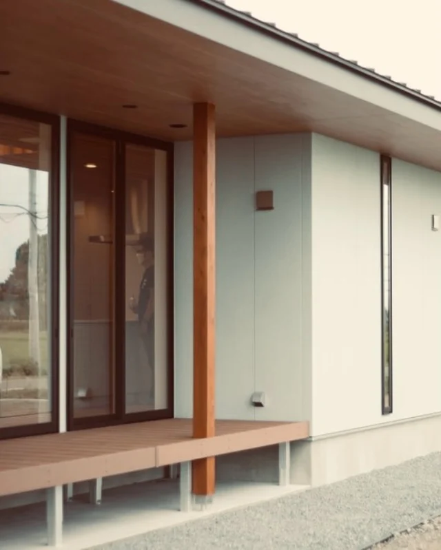 ウチソトつなぐ　  シンクホーム｜群馬
〜Wool＆Wood  
SHINKU HOME deaign FLAT HOUSE〜  自然素材でつくる平屋のデザインハウス専門店　  『流行に流されない』『自分らしさ』を大切にする住まいのアイデアをお届けします。  ＿＿＿＿＿＿＿＿＿＿＿＿＿＿＿＿　  資料請求・無料相談会・見学会の申し込みはHPからよろしくお願いします。
⬇️詳しくはプロフィールのリンクから
@shinku_home 
＿＿＿＿＿＿＿＿＿＿＿＿＿＿＿＿  【家づくりの特徴】
① 赤ちゃん基準のやさしい家づくり
アトピー､シックハウスに悩まされ･･･
羊毛断熱材･無垢材・コットン･しっくい・化学物資過敏症対応  ② 超長期優良住宅への取り組み
建築地と暮らし方で考える高断熱・高気密住宅
適地適作の家づくりで過剰スペックを抑える　  ③  平屋のすすめ
結婚・子育て・独立・夫婦二人・介護
コミュニケーション・家事楽だから永年満足　  ④  流行に流されない家　美しいデザインコードでつくる自由設計の平屋　企画住宅でありながら同じ家は一つもない、こだわりをめいっぱいつめこんでもけっして失敗しない、コンセプト型の注文住宅  ⑤  正しいライフプランのすすめ
借りられる住宅ローンで予算を決めてはいけない「変動､固定、団信、三大疾病、繰上げ返済、40年、50年、新NISA、イデコ･･･」
先ずは正しいお金の知識を身につけて下さい。  ⑥  床暖房も全館空調もいらない
実際の住み心地の体感
オーナー邸（シンクホームのＯＢ様）で展示場では伝わらないリアル暮らしを体感ください。　  ⑦  夢ノートではじめる家づくり　「自分らしさ」にとことんこだわりを。
家づくりの目的を明確にします。あなたの夢をあきらめない、妥協しない家づくり  〜〜〜〜〜〜〜〜〜〜〜〜〜〜〜
先ずは相談会へお越しください。
ご予約はホームページからお願いします🤲
プロフィールのリンクからHPへ
@shinku_home  #赤ちゃん基準の家づくり#自然素材の家 #無垢材 #羊毛断熱材 #高気密高断熱#長期優良住宅 
#流行に流されない
#あきることのないデザイン
#美しい平屋#平屋#ぐんまの平屋
#群馬工務店#前橋工務店#高崎工務店
#マイホーム#注文住宅#新築#住まい見学会