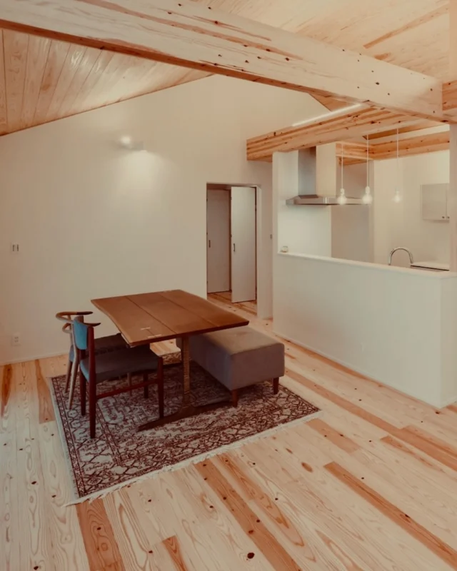 お気に入りと暮らす  シンクホーム｜群馬
〜Wool＆Wood  
SHINKU HOME deaign FLAT HOUSE〜  自然素材でつくる平屋のデザインハウス専門店　  『流行に流されない』『自分らしさ』を大切にする住まいのアイデアをお届けします。  ＿＿＿＿＿＿＿＿＿＿＿＿＿＿＿＿　  資料請求・無料相談会・見学会の申し込みはHPからよろしくお願いします。
⬇️詳しくはプロフィールのリンクから
@shinku_home 
＿＿＿＿＿＿＿＿＿＿＿＿＿＿＿＿  【家づくりの特徴】
① 赤ちゃん基準のやさしい家づくり
アトピー､シックハウスに悩まされ･･･
羊毛断熱材･無垢材・コットン･しっくい・化学物資過敏症対応  ② 超長期優良住宅への取り組み
建築地と暮らし方で考える高断熱・高気密住宅
適地適作の家づくりで過剰スペックを抑える　  ③  平屋のすすめ
結婚・子育て・独立・夫婦二人・介護
コミュニケーション・家事楽だから永年満足　  ④  流行に流されない家　美しいデザインコードでつくる自由設計の平屋　企画住宅でありながら同じ家は一つもない、こだわりをめいっぱいつめこんでもけっして失敗しない、コンセプト型の注文住宅  ⑤  正しいライフプランのすすめ
借りられる住宅ローンで予算を決めてはいけない「変動､固定、団信、三大疾病、繰上げ返済、40年、50年、新NISA、イデコ･･･」
先ずは正しいお金の知識を身につけて下さい。  ⑥  床暖房も全館空調もいらない
実際の住み心地の体感
オーナー邸（シンクホームのＯＢ様）で展示場では伝わらないリアル暮らしを体感ください。　  ⑦  夢ノートではじめる家づくり　「自分らしさ」にとことんこだわりを。
家づくりの目的を明確にします。あなたの夢をあきらめない、妥協しない家づくり  〜〜〜〜〜〜〜〜〜〜〜〜〜〜〜
先ずは相談会へお越しください。
ご予約はホームページからお願いします🤲
プロフィールのリンクからHPへ
@shinku_home  #赤ちゃん基準の家づくり#自然素材の家 #無垢材 #羊毛断熱材 #高気密高断熱#長期優良住宅 
#流行に流されない
#あきることのないデザイン
#美しい平屋#平屋#ぐんまの平屋
#群馬工務店#前橋工務店#高崎工務店
#マイホーム#注文住宅#新築#住まい見学会