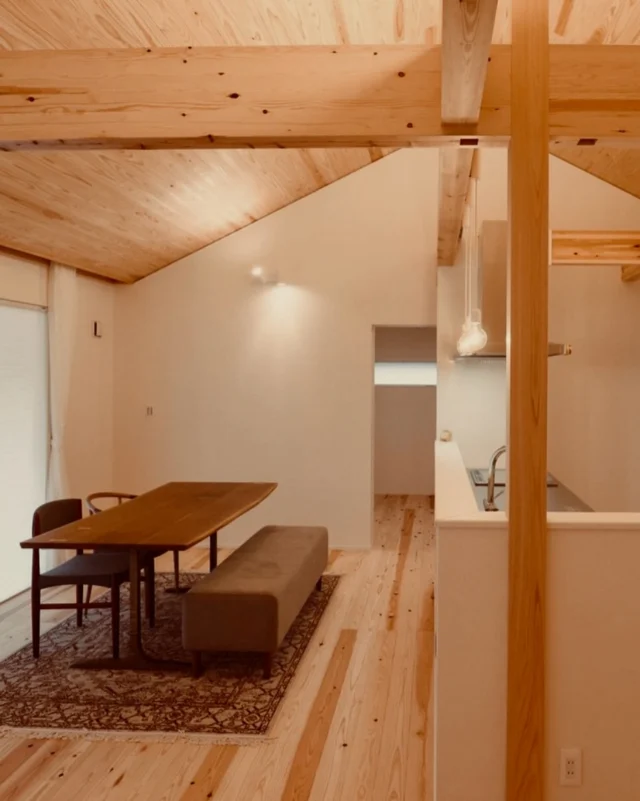 香る杉  シンクホーム｜群馬
〜Wool＆Wood  
SHINKU HOME deaign FLAT HOUSE〜  自然素材でつくる平屋のデザインハウス専門店　  『流行に流されない』『自分らしさ』を大切にする住まいのアイデアをお届けします。  ＿＿＿＿＿＿＿＿＿＿＿＿＿＿＿＿　  資料請求・無料相談会・見学会の申し込みはHPからよろしくお願いします。
⬇️詳しくはプロフィールのリンクから
@shinku_home 
＿＿＿＿＿＿＿＿＿＿＿＿＿＿＿＿  【家づくりの特徴】
① 赤ちゃん基準のやさしい家づくり
アトピー､シックハウスに悩まされ･･･
羊毛断熱材･無垢材・コットン･しっくい・化学物資過敏症対応  ② 超長期優良住宅への取り組み
建築地と暮らし方で考える高断熱・高気密住宅
適地適作の家づくりで過剰スペックを抑える　  ③  平屋のすすめ
結婚・子育て・独立・夫婦二人・介護
コミュニケーション・家事楽だから永年満足　  ④  流行に流されない家　美しいデザインコードでつくる自由設計の平屋　企画住宅でありながら同じ家は一つもない、こだわりをめいっぱいつめこんでもけっして失敗しない、コンセプト型の注文住宅  ⑤  正しいライフプランのすすめ
借りられる住宅ローンで予算を決めてはいけない「変動､固定、団信、三大疾病、繰上げ返済、40年、50年、新NISA、イデコ･･･」
先ずは正しいお金の知識を身につけて下さい。  ⑥  床暖房も全館空調もいらない
実際の住み心地の体感
オーナー邸（シンクホームのＯＢ様）で展示場では伝わらないリアル暮らしを体感ください。　  ⑦  夢ノートではじめる家づくり　「自分らしさ」にとことんこだわりを。
家づくりの目的を明確にします。あなたの夢をあきらめない、妥協しない家づくり  〜〜〜〜〜〜〜〜〜〜〜〜〜〜〜
先ずは相談会へお越しください。
ご予約はホームページからお願いします🤲
プロフィールのリンクからHPへ
@shinku_home  #赤ちゃん基準の家づくり#自然素材の家 #無垢材 #羊毛断熱材 #高気密高断熱#長期優良住宅 
#流行に流されない
#あきることのないデザイン
#美しい平屋#平屋#ぐんまの平屋
#群馬工務店#前橋工務店#高崎工務店
#マイホーム#注文住宅#新築#住まい見学会
