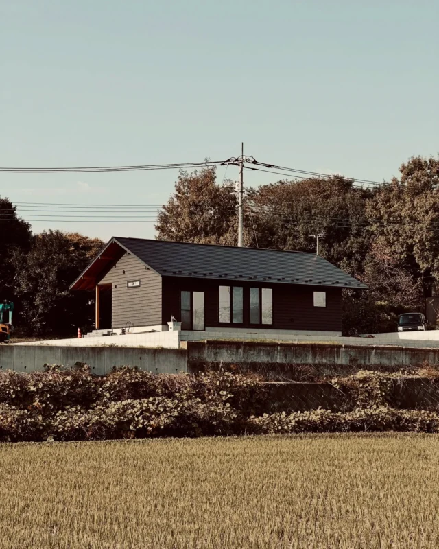 とけこむ  シンクホーム｜群馬
〜Wool＆Wood  
SHINKU HOME deaign FLAT HOUSE〜  自然素材でつくる平屋のデザインハウス専門店　  『流行に流されない』『自分らしさ』を大切にする住まいのアイデアをお届けします。  ＿＿＿＿＿＿＿＿＿＿＿＿＿＿＿＿　  資料請求・無料相談会・見学会の申し込みはHPからよろしくお願いします。
⬇️詳しくはプロフィールのリンクから
@shinku_home 
＿＿＿＿＿＿＿＿＿＿＿＿＿＿＿＿  【家づくりの特徴】
① 赤ちゃん基準のやさしい家づくり
アトピー､シックハウスに悩まされ･･･
羊毛断熱材･無垢材・コットン･しっくい・化学物資過敏症対応  ② 超長期優良住宅への取り組み
建築地と暮らし方で考える高断熱・高気密住宅
適地適作の家づくりで過剰スペックを抑える　  ③  平屋のすすめ
結婚・子育て・独立・夫婦二人・介護
コミュニケーション・家事楽だから永年満足　  ④  流行に流されない家　美しいデザインコードでつくる自由設計の平屋　企画住宅でありながら同じ家は一つもない、こだわりをめいっぱいつめこんでもけっして失敗しない、コンセプト型の注文住宅  ⑤  正しいライフプランのすすめ
借りられる住宅ローンで予算を決めてはいけない「変動､固定、団信、三大疾病、繰上げ返済、40年、50年、新NISA、イデコ･･･」
先ずは正しいお金の知識を身につけて下さい。  ⑥  床暖房も全館空調もいらない
実際の住み心地の体感
オーナー邸（シンクホームのＯＢ様）で展示場では伝わらないリアル暮らしを体感ください。　  ⑦  夢ノートではじめる家づくり　「自分らしさ」にとことんこだわりを。
家づくりの目的を明確にします。あなたの夢をあきらめない、妥協しない家づくり  〜〜〜〜〜〜〜〜〜〜〜〜〜〜〜
先ずは相談会へお越しください。
ご予約はホームページからお願いします🤲
プロフィールのリンクからHPへ
@shinku_home  #赤ちゃん基準の家づくり#自然素材の家 #無垢材 #羊毛断熱材 #高気密高断熱#長期優良住宅 
#流行に流されない
#あきることのないデザイン
#美しい平屋#平屋#ぐんまの平屋
#群馬工務店#前橋工務店#高崎工務店
#マイホーム#注文住宅#新築#住まい見学会
