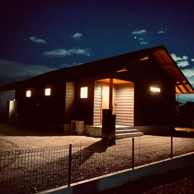 迎える  シンクホーム｜群馬
〜Wool＆Wood  
SHINKU HOME deaign FLAT HOUSE〜  自然素材でつくる平屋のデザインハウス専門店　  『流行に流されない』『自分らしさ』を大切にする住まいのアイデアをお届けします。  ＿＿＿＿＿＿＿＿＿＿＿＿＿＿＿＿　  資料請求・無料相談会・見学会の申し込みはHPからよろしくお願いします。
⬇️詳しくはプロフィールのリンクから
@shinku_home 
＿＿＿＿＿＿＿＿＿＿＿＿＿＿＿＿  【家づくりの特徴】
① 赤ちゃん基準のやさしい家づくり
アトピー､シックハウスに悩まされ･･･
羊毛断熱材･無垢材・コットン･しっくい・化学物資過敏症対応  ② 超長期優良住宅への取り組み
建築地と暮らし方で考える高断熱・高気密住宅
適地適作の家づくりで過剰スペックを抑える　  ③  平屋のすすめ
結婚・子育て・独立・夫婦二人・介護
コミュニケーション・家事楽だから永年満足　  ④  流行に流されない家　美しいデザインコードでつくる自由設計の平屋　企画住宅でありながら同じ家は一つもない、こだわりをめいっぱいつめこんでもけっして失敗しない、コンセプト型の注文住宅  ⑤  正しいライフプランのすすめ
借りられる住宅ローンで予算を決めてはいけない「変動､固定、団信、三大疾病、繰上げ返済、40年、50年、新NISA、イデコ･･･」
先ずは正しいお金の知識を身につけて下さい。  ⑥  床暖房も全館空調もいらない
実際の住み心地の体感
オーナー邸（シンクホームのＯＢ様）で展示場では伝わらないリアル暮らしを体感ください。　  ⑦  夢ノートではじめる家づくり　「自分らしさ」にとことんこだわりを。
家づくりの目的を明確にします。あなたの夢をあきらめない、妥協しない家づくり  〜〜〜〜〜〜〜〜〜〜〜〜〜〜〜
先ずは相談会へお越しください。
ご予約はホームページからお願いします🤲
プロフィールのリンクからHPへ
@shinku_home  #赤ちゃん基準の家づくり#自然素材の家 #無垢材 #羊毛断熱材 #高気密高断熱#長期優良住宅 
#流行に流されない
#あきることのないデザイン
#美しい平屋#平屋#ぐんまの平屋
#群馬工務店#前橋工務店#高崎工務店
#マイホーム#注文住宅#新築#住まい見学会