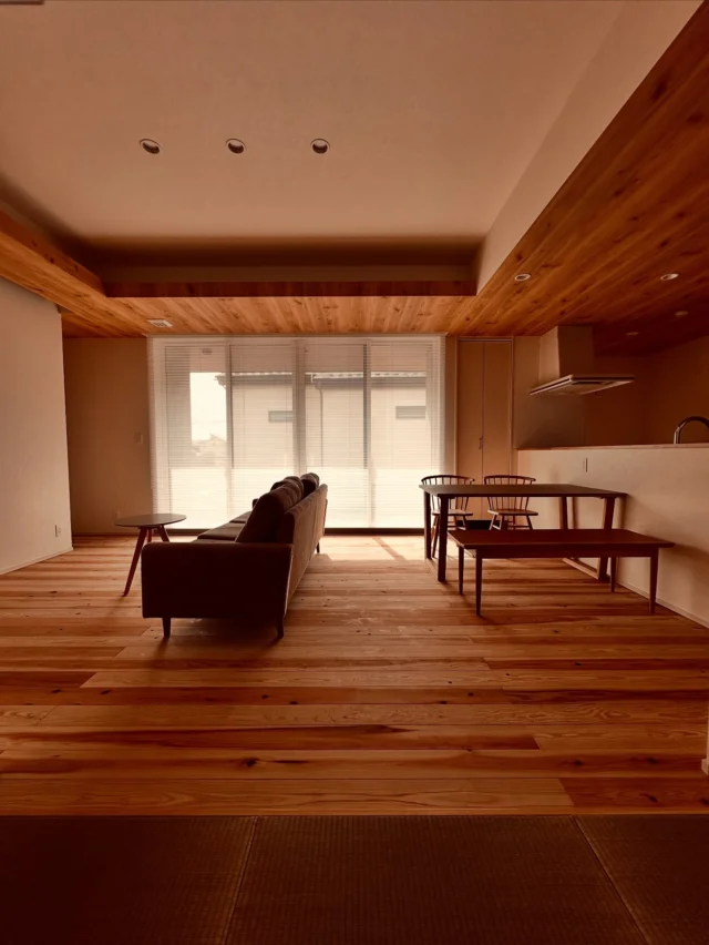 繋げる
畳　杉　デッキ
シンクホーム｜群馬
〜Wool＆Wood  
SHINKU HOME deaign FLAT HOUSE〜  自然素材でつくる平屋のデザインハウス専門店　  『流行に流されない』『自分らしさ』を大切にする住まいのアイデアをお届けします。  ＿＿＿＿＿＿＿＿＿＿＿＿＿＿＿＿　  資料請求・無料相談会・見学会の申し込みはHPからよろしくお願いします。
⬇️詳しくはプロフィールのリンクから
@shinku_home 
＿＿＿＿＿＿＿＿＿＿＿＿＿＿＿＿  【家づくりの特徴】
① 赤ちゃん基準のやさしい家づくり
アトピー､シックハウスに悩まされ･･･
羊毛断熱材･無垢材・コットン･しっくい・化学物資過敏症対応  ② 超長期優良住宅への取り組み
建築地と暮らし方で考える高断熱・高気密住宅
適地適作の家づくりで過剰スペックを抑える　  ③  平屋のすすめ
結婚・子育て・独立・夫婦二人・介護
コミュニケーション・家事楽だから永年満足　  ④  流行に流されない家　美しいデザインコードでつくる自由設計の平屋　企画住宅でありながら同じ家は一つもない、こだわりをめいっぱいつめこんでもけっして失敗しない、コンセプト型の注文住宅  ⑤  正しいライフプランのすすめ
借りられる住宅ローンで予算を決めてはいけない「変動､固定、団信、三大疾病、繰上げ返済、40年、50年、新NISA、イデコ･･･」
先ずは正しいお金の知識を身につけて下さい。  ⑥  床暖房も全館空調もいらない
実際の住み心地の体感
オーナー邸（シンクホームのＯＢ様）で展示場では伝わらないリアル暮らしを体感ください。　  ⑦  夢ノートではじめる家づくり　「自分らしさ」にとことんこだわりを。
家づくりの目的を明確にします。あなたの夢をあきらめない、妥協しない家づくり  〜〜〜〜〜〜〜〜〜〜〜〜〜〜〜
先ずは相談会へお越しください。
ご予約はホームページからお願いします🤲
プロフィールのリンクからHPへ
@shinku_home  #赤ちゃん基準の家づくり#自然素材の家 #無垢材 #羊毛断熱材 #高気密高断熱#長期優良住宅 
#流行に流されない
#あきることのないデザイン
#美しい平屋#平屋#ぐんまの平屋
#群馬工務店#前橋工務店#高崎工務店
#マイホーム#注文住宅#新築#住まい見学会