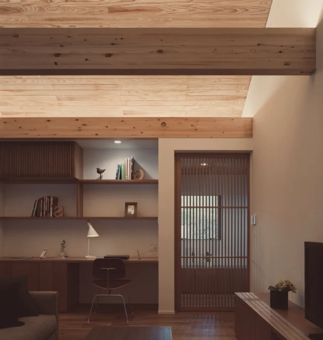 縦格子で空間を繋げる  シンクホーム｜群馬
〜Wool＆Wood  
SHINKU HOME deaign FLAT HOUSE〜  自然素材でつくる平屋のデザインハウス専門店　  『流行に流されない』『自分らしさ』を大切にする住まいのアイデアをお届けします。  ＿＿＿＿＿＿＿＿＿＿＿＿＿＿＿＿　  資料請求・無料相談会・見学会の申し込みはHPからよろしくお願いします。
⬇️詳しくはプロフィールのリンクから
@shinku_home 
＿＿＿＿＿＿＿＿＿＿＿＿＿＿＿＿  【家づくりの特徴】
① 赤ちゃん基準のやさしい家づくり
アトピー､シックハウスに悩まされ･･･
羊毛断熱材･無垢材・コットン･しっくい・化学物資過敏症対応  ② 超長期優良住宅への取り組み
建築地と暮らし方で考える高断熱・高気密住宅
適地適作の家づくりで過剰スペックを抑える　  ③  平屋のすすめ
結婚・子育て・独立・夫婦二人・介護
コミュニケーション・家事楽だから永年満足　  ④  流行に流されない家　美しいデザインコードでつくる自由設計の平屋　企画住宅でありながら同じ家は一つもない、こだわりをめいっぱいつめこんでもけっして失敗しない、コンセプト型の注文住宅  ⑤  正しいライフプランのすすめ
借りられる住宅ローンで予算を決めてはいけない「変動､固定、団信、三大疾病、繰上げ返済、40年、50年、新NISA、イデコ･･･」
先ずは正しいお金の知識を身につけて下さい。  ⑥  床暖房も全館空調もいらない
実際の住み心地の体感
オーナー邸（シンクホームのＯＢ様）で展示場では伝わらないリアル暮らしを体感ください。　  ⑦  夢ノートではじめる家づくり　「自分らしさ」にとことんこだわりを。
家づくりの目的を明確にします。あなたの夢をあきらめない、妥協しない家づくり  〜〜〜〜〜〜〜〜〜〜〜〜〜〜〜
先ずは相談会へお越しください。
ご予約はホームページからお願いします🤲
プロフィールのリンクからHPへ
@shinku_home  #赤ちゃん基準の家づくり#自然素材の家 #無垢材 #羊毛断熱材 #高気密高断熱#長期優良住宅 
#流行に流されない
#あきることのないデザイン
#美しい平屋#平屋#ぐんまの平屋
#群馬工務店#前橋工務店#高崎工務店
#マイホーム#注文住宅#新築#住まい見学会