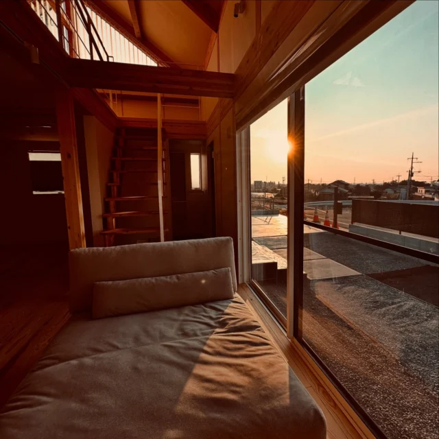 おはようございます  シンクホーム｜群馬
〜Wool＆Wood  
SHINKU HOME deaign FLAT HOUSE〜  自然素材でつくる平屋のデザインハウス専門店　  『流行に流されない』『自分らしさ』を大切にする住まいのアイデアをお届けします。  ＿＿＿＿＿＿＿＿＿＿＿＿＿＿＿＿　  資料請求・無料相談会・見学会の申し込みはHPからよろしくお願いします。
⬇️詳しくはプロフィールのリンクから
@shinku_home 
＿＿＿＿＿＿＿＿＿＿＿＿＿＿＿＿  【家づくりの特徴】
① 赤ちゃん基準のやさしい家づくり
アトピー､シックハウスに悩まされ･･･
羊毛断熱材･無垢材・コットン･しっくい・化学物資過敏症対応  ② 超長期優良住宅への取り組み
建築地と暮らし方で考える高断熱・高気密住宅
適地適作の家づくりで過剰スペックを抑える　  ③  平屋のすすめ
結婚・子育て・独立・夫婦二人・介護
コミュニケーション・家事楽だから永年満足　  ④  流行に流されない家　美しいデザインコードでつくる自由設計の平屋　企画住宅でありながら同じ家は一つもない、こだわりをめいっぱいつめこんでもけっして失敗しない、コンセプト型の注文住宅  ⑤  正しいライフプランのすすめ
借りられる住宅ローンで予算を決めてはいけない「変動､固定、団信、三大疾病、繰上げ返済、40年、50年、新NISA、イデコ･･･」
先ずは正しいお金の知識を身につけて下さい。  ⑥  床暖房も全館空調もいらない
実際の住み心地の体感
オーナー邸（シンクホームのＯＢ様）で展示場では伝わらないリアル暮らしを体感ください。　  ⑦  夢ノートではじめる家づくり　「自分らしさ」にとことんこだわりを。
家づくりの目的を明確にします。あなたの夢をあきらめない、妥協しない家づくり  〜〜〜〜〜〜〜〜〜〜〜〜〜〜〜
先ずは相談会へお越しください。
ご予約はホームページからお願いします🤲
プロフィールのリンクからHPへ
@shinku_home  #赤ちゃん基準の家づくり#自然素材の家 #無垢材 #羊毛断熱材 #高気密高断熱#長期優良住宅 
#流行に流されない
#あきることのないデザイン
#美しい平屋#平屋#ぐんまの平屋
#群馬工務店#前橋工務店#高崎工務店
#マイホーム#注文住宅#新築#住まい見学会