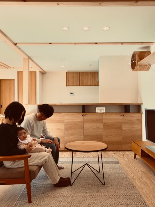 守る  シンクホーム｜群馬
〜Wool＆Wood  
SHINKU HOME deaign FLAT HOUSE〜  自然素材でつくる平屋のデザインハウス専門店　  『流行に流されない』『自分らしさ』を大切にする住まいのアイデアをお届けします。  ＿＿＿＿＿＿＿＿＿＿＿＿＿＿＿＿　  資料請求・無料相談会・見学会の申し込みはHPからよろしくお願いします。
⬇️詳しくはプロフィールのリンクから
@shinku_home 
＿＿＿＿＿＿＿＿＿＿＿＿＿＿＿＿  【家づくりの特徴】
① 赤ちゃん基準のやさしい家づくり
アトピー､シックハウスに悩まされ･･･
羊毛断熱材･無垢材・コットン･しっくい・化学物資過敏症対応  ② 超長期優良住宅への取り組み
建築地と暮らし方で考える高断熱・高気密住宅
適地適作の家づくりで過剰スペックを抑える　  ③  平屋のすすめ
結婚・子育て・独立・夫婦二人・介護
コミュニケーション・家事楽だから永年満足　  ④  流行に流されない家　美しいデザインコードでつくる自由設計の平屋　企画住宅でありながら同じ家は一つもない、こだわりをめいっぱいつめこんでもけっして失敗しない、コンセプト型の注文住宅  ⑤  正しいライフプランのすすめ
借りられる住宅ローンで予算を決めてはいけない「変動､固定、団信、三大疾病、繰上げ返済、40年、50年、新NISA、イデコ･･･」
先ずは正しいお金の知識を身につけて下さい。  ⑥  床暖房も全館空調もいらない
実際の住み心地の体感
オーナー邸（シンクホームのＯＢ様）で展示場では伝わらないリアル暮らしを体感ください。　  ⑦  夢ノートではじめる家づくり　「自分らしさ」にとことんこだわりを。
家づくりの目的を明確にします。あなたの夢をあきらめない、妥協しない家づくり  〜〜〜〜〜〜〜〜〜〜〜〜〜〜〜
先ずは相談会へお越しください。
ご予約はホームページからお願いします🤲
プロフィールのリンクからHPへ
@shinku_home  #赤ちゃん基準の家づくり#自然素材の家 #無垢材 #羊毛断熱材 #高気密高断熱#長期優良住宅 
#流行に流されない
#あきることのないデザイン
#美しい平屋#平屋#ぐんまの平屋
#群馬工務店#前橋工務店#高崎工務店
#マイホーム#注文住宅#新築#住まい見学会