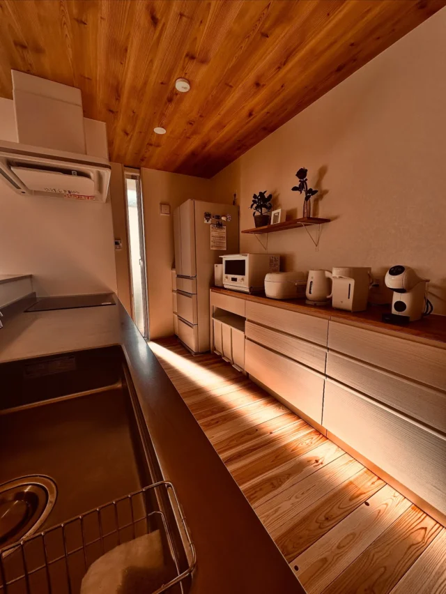 並べる　白  シンクホーム｜群馬
〜Wool＆Wood  
SHINKU HOME deaign FLAT HOUSE〜  自然素材でつくる平屋のデザインハウス専門店　  『流行に流されない』『自分らしさ』を大切にする住まいのアイデアをお届けします。  ＿＿＿＿＿＿＿＿＿＿＿＿＿＿＿＿　  資料請求・無料相談会・見学会の申し込みはHPからよろしくお願いします。
⬇️詳しくはプロフィールのリンクから
@shinku_home 
＿＿＿＿＿＿＿＿＿＿＿＿＿＿＿＿  【家づくりの特徴】
① 赤ちゃん基準のやさしい家づくり
アトピー､シックハウスに悩まされ･･･
羊毛断熱材･無垢材・コットン･しっくい・化学物資過敏症対応  ② 超長期優良住宅への取り組み
建築地と暮らし方で考える高断熱・高気密住宅
適地適作の家づくりで過剰スペックを抑える　  ③  平屋のすすめ
結婚・子育て・独立・夫婦二人・介護
コミュニケーション・家事楽だから永年満足　  ④  流行に流されない家　美しいデザインコードでつくる自由設計の平屋　企画住宅でありながら同じ家は一つもない、こだわりをめいっぱいつめこんでもけっして失敗しない、コンセプト型の注文住宅  ⑤  正しいライフプランのすすめ
借りられる住宅ローンで予算を決めてはいけない「変動､固定、団信、三大疾病、繰上げ返済、40年、50年、新NISA、イデコ･･･」
先ずは正しいお金の知識を身につけて下さい。  ⑥  床暖房も全館空調もいらない
実際の住み心地の体感
オーナー邸（シンクホームのＯＢ様）で展示場では伝わらないリアル暮らしを体感ください。　  ⑦  夢ノートではじめる家づくり　「自分らしさ」にとことんこだわりを。
家づくりの目的を明確にします。あなたの夢をあきらめない、妥協しない家づくり  〜〜〜〜〜〜〜〜〜〜〜〜〜〜〜
先ずは相談会へお越しください。
ご予約はホームページからお願いします🤲
プロフィールのリンクからHPへ
@shinku_home  #赤ちゃん基準の家づくり#自然素材の家 #無垢材 #羊毛断熱材 #高気密高断熱#長期優良住宅 
#流行に流されない
#あきることのないデザイン
#美しい平屋#平屋#ぐんまの平屋
#群馬工務店#前橋工務店#高崎工務店
#マイホーム#注文住宅#新築#住まい見学会