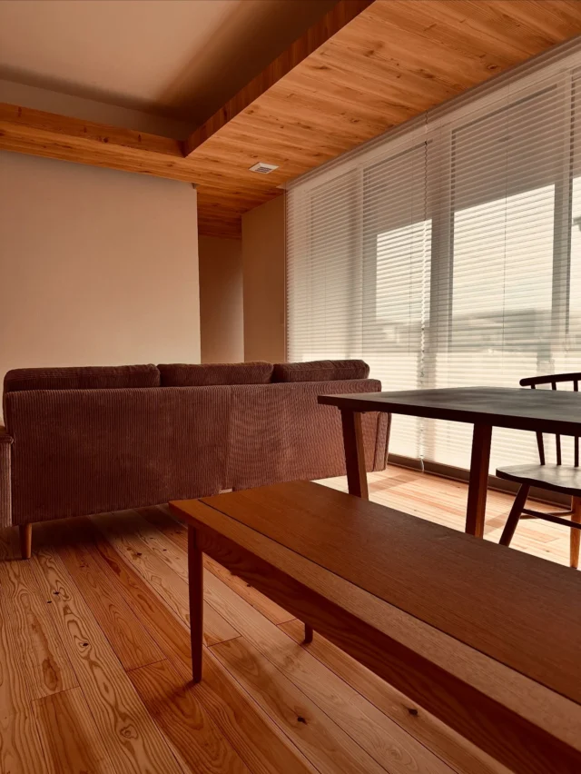 優しい木のベンチ  シンクホーム｜群馬
〜Wool＆Wood  
SHINKU HOME deaign FLAT HOUSE〜  自然素材でつくる平屋のデザインハウス専門店　  『流行に流されない』『自分らしさ』を大切にする住まいのアイデアをお届けします。  ＿＿＿＿＿＿＿＿＿＿＿＿＿＿＿＿　  資料請求・無料相談会・見学会の申し込みはHPからよろしくお願いします。
⬇️詳しくはプロフィールのリンクから
@shinku_home 
＿＿＿＿＿＿＿＿＿＿＿＿＿＿＿＿  【家づくりの特徴】
① 赤ちゃん基準のやさしい家づくり
アトピー､シックハウスに悩まされ･･･
羊毛断熱材･無垢材・コットン･しっくい・化学物資過敏症対応  ② 超長期優良住宅への取り組み
建築地と暮らし方で考える高断熱・高気密住宅
適地適作の家づくりで過剰スペックを抑える　  ③  平屋のすすめ
結婚・子育て・独立・夫婦二人・介護
コミュニケーション・家事楽だから永年満足　  ④  流行に流されない家　美しいデザインコードでつくる自由設計の平屋　企画住宅でありながら同じ家は一つもない、こだわりをめいっぱいつめこんでもけっして失敗しない、コンセプト型の注文住宅  ⑤  正しいライフプランのすすめ
借りられる住宅ローンで予算を決めてはいけない「変動､固定、団信、三大疾病、繰上げ返済、40年、50年、新NISA、イデコ･･･」
先ずは正しいお金の知識を身につけて下さい。  ⑥  床暖房も全館空調もいらない
実際の住み心地の体感
オーナー邸（シンクホームのＯＢ様）で展示場では伝わらないリアル暮らしを体感ください。　  ⑦  夢ノートではじめる家づくり　「自分らしさ」にとことんこだわりを。
家づくりの目的を明確にします。あなたの夢をあきらめない、妥協しない家づくり  〜〜〜〜〜〜〜〜〜〜〜〜〜〜〜
先ずは相談会へお越しください。
ご予約はホームページからお願いします🤲
プロフィールのリンクからHPへ
@shinku_home  #赤ちゃん基準の家づくり#自然素材の家 #無垢材 #羊毛断熱材 #高気密高断熱#長期優良住宅 
#流行に流されない
#あきることのないデザイン
#美しい平屋#平屋#ぐんまの平屋
#群馬工務店#前橋工務店#高崎工務店
#マイホーム#注文住宅#新築#住まい見学会