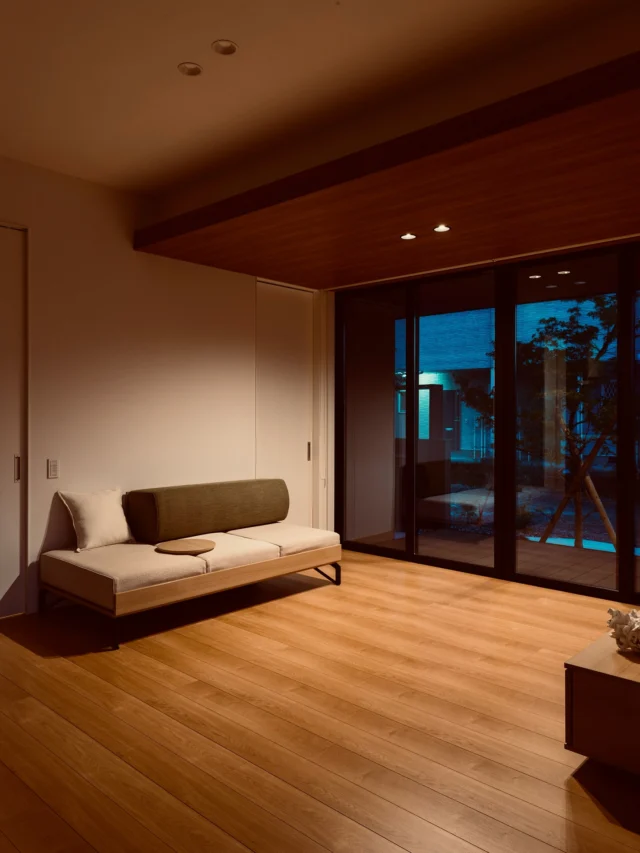 ソファに座れば家族の記憶  シンクホーム｜群馬
〜Wool＆Wood  
SHINKU HOME deaign FLAT HOUSE〜  自然素材でつくる平屋のデザインハウス専門店　  『流行に流されない』『自分らしさ』を大切にする住まいのアイデアをお届けします。  ＿＿＿＿＿＿＿＿＿＿＿＿＿＿＿＿　  資料請求・無料相談会・見学会の申し込みはHPからよろしくお願いします。
⬇️詳しくはプロフィールのリンクから
@shinku_home 
＿＿＿＿＿＿＿＿＿＿＿＿＿＿＿＿  【家づくりの特徴】
① 赤ちゃん基準のやさしい家づくり
アトピー､シックハウスに悩まされ･･･
羊毛断熱材･無垢材・コットン･しっくい・化学物資過敏症対応  ② 超長期優良住宅への取り組み
建築地と暮らし方で考える高断熱・高気密住宅
適地適作の家づくりで過剰スペックを抑える　  ③  平屋のすすめ
結婚・子育て・独立・夫婦二人・介護
コミュニケーション・家事楽だから永年満足　  ④  流行に流されない家　美しいデザインコードでつくる自由設計の平屋　企画住宅でありながら同じ家は一つもない、こだわりをめいっぱいつめこんでもけっして失敗しない、コンセプト型の注文住宅  ⑤  正しいライフプランのすすめ
借りられる住宅ローンで予算を決めてはいけない「変動､固定、団信、三大疾病、繰上げ返済、40年、50年、新NISA、イデコ･･･」
先ずは正しいお金の知識を身につけて下さい。  ⑥  床暖房も全館空調もいらない
実際の住み心地の体感
オーナー邸（シンクホームのＯＢ様）で展示場では伝わらないリアル暮らしを体感ください。　  ⑦  夢ノートではじめる家づくり　「自分らしさ」にとことんこだわりを。
家づくりの目的を明確にします。あなたの夢をあきらめない、妥協しない家づくり  〜〜〜〜〜〜〜〜〜〜〜〜〜〜〜
先ずは相談会へお越しください。
ご予約はホームページからお願いします🤲
プロフィールのリンクからHPへ
@shinku_home  #赤ちゃん基準の家づくり#自然素材の家 #無垢材 #羊毛断熱材 #高気密高断熱#長期優良住宅 
#流行に流されない
#あきることのないデザイン
#美しい平屋#平屋#ぐんまの平屋
#群馬工務店#前橋工務店#高崎工務店
#マイホーム#注文住宅#新築#住まい見学会