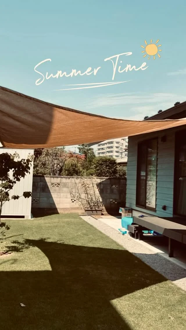 シェードの下は、キミの秘密基地  シンクホーム｜群馬
〜Wool＆Wood  
SHINKU HOME deaign FLAT HOUSE〜  自然素材でつくる平屋のデザインハウス専門店　  『流行に流されない』『自分らしさ』を大切にする住まいのアイデアをお届けします。  ＿＿＿＿＿＿＿＿＿＿＿＿＿＿＿＿　  資料請求・無料相談会・見学会の申し込みはHPからよろしくお願いします。
⬇️詳しくはプロフィールのリンクから
@shinku_home 
＿＿＿＿＿＿＿＿＿＿＿＿＿＿＿＿  【家づくりの特徴】
① 赤ちゃん基準のやさしい家づくり
アトピー､シックハウスに悩まされ･･･
羊毛断熱材･無垢材・コットン･しっくい・化学物資過敏症対応  ② 超長期優良住宅への取り組み
建築地と暮らし方で考える高断熱・高気密住宅
適地適作の家づくりで過剰スペックを抑える　  ③  平屋のすすめ
結婚・子育て・独立・夫婦二人・介護
コミュニケーション・家事楽だから永年満足　  ④  流行に流されない家　美しいデザインコードでつくる自由設計の平屋　企画住宅でありながら同じ家は一つもない、こだわりをめいっぱいつめこんでもけっして失敗しない、コンセプト型の注文住宅  ⑤  正しいライフプランのすすめ
借りられる住宅ローンで予算を決めてはいけない「変動､固定、団信、三大疾病、繰上げ返済、40年、50年、新NISA、イデコ･･･」
先ずは正しいお金の知識を身につけて下さい。  ⑥  床暖房も全館空調もいらない
実際の住み心地の体感
オーナー邸（シンクホームのＯＢ様）で展示場では伝わらないリアル暮らしを体感ください。　  ⑦  夢ノートではじめる家づくり　「自分らしさ」にとことんこだわりを。
家づくりの目的を明確にします。あなたの夢をあきらめない、妥協しない家づくり  〜〜〜〜〜〜〜〜〜〜〜〜〜〜〜
先ずは相談会へお越しください。
ご予約はホームページからお願いします🤲
プロフィールのリンクからHPへ
@shinku_home  #赤ちゃん基準の家づくり#自然素材の家 #無垢材 #羊毛断熱材 #高気密高断熱#長期優良住宅 
#流行に流されない
#あきることのないデザイン
#美しい平屋#平屋#ぐんまの平屋
#群馬工務店#前橋工務店#高崎工務店
#マイホーム#注文住宅#新築#住まい見学会
