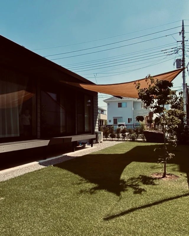 シェードの下は、きみの秘密基地  シンクホーム｜群馬
〜Wool＆Wood  
SHINKU HOME deaign FLAT HOUSE〜  自然素材でつくる平屋のデザインハウス専門店　  『流行に流されない』『自分らしさ』を大切にする住まいのアイデアをお届けします。  ＿＿＿＿＿＿＿＿＿＿＿＿＿＿＿＿　  資料請求・無料相談会・見学会の申し込みはHPからよろしくお願いします。
⬇️詳しくはプロフィールのリンクから
@shinku_home 
＿＿＿＿＿＿＿＿＿＿＿＿＿＿＿＿  【家づくりの特徴】
① 赤ちゃん基準のやさしい家づくり
アトピー､シックハウスに悩まされ･･･
羊毛断熱材･無垢材・コットン･しっくい・化学物資過敏症対応  ② 超長期優良住宅への取り組み
建築地と暮らし方で考える高断熱・高気密住宅
適地適作の家づくりで過剰スペックを抑える　  ③  平屋のすすめ
結婚・子育て・独立・夫婦二人・介護
コミュニケーション・家事楽だから永年満足　  ④  流行に流されない家　美しいデザインコードでつくる自由設計の平屋　企画住宅でありながら同じ家は一つもない、こだわりをめいっぱいつめこんでもけっして失敗しない、コンセプト型の注文住宅  ⑤  正しいライフプランのすすめ
借りられる住宅ローンで予算を決めてはいけない「変動､固定、団信、三大疾病、繰上げ返済、40年、50年、新NISA、イデコ･･･」
先ずは正しいお金の知識を身につけて下さい。  ⑥  床暖房も全館空調もいらない
実際の住み心地の体感
オーナー邸（シンクホームのＯＢ様）で展示場では伝わらないリアル暮らしを体感ください。　  ⑦  夢ノートではじめる家づくり　「自分らしさ」にとことんこだわりを。
家づくりの目的を明確にします。あなたの夢をあきらめない、妥協しない家づくり  〜〜〜〜〜〜〜〜〜〜〜〜〜〜〜
先ずは相談会へお越しください。
ご予約はホームページからお願いします🤲
プロフィールのリンクからHPへ
@shinku_home  #赤ちゃん基準の家づくり#自然素材の家 #無垢材 #羊毛断熱材 #高気密高断熱#長期優良住宅 
#流行に流されない
#あきることのないデザイン
#美しい平屋#平屋#ぐんまの平屋
#群馬工務店#前橋工務店#高崎工務店
#マイホーム#注文住宅#新築#住まい見学会#shinkuhome