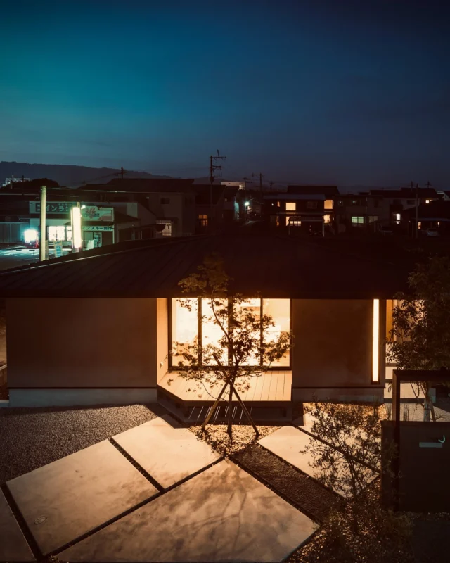 誰かの帰りを照らす  シンクホーム｜群馬
〜Wool＆Wood  
SHINKU HOME deaign FLAT HOUSE〜  自然素材でつくる平屋のデザインハウス専門店　  『流行に流されない』『自分らしさ』を大切にする住まいのアイデアをお届けします。  ＿＿＿＿＿＿＿＿＿＿＿＿＿＿＿＿　  資料請求・無料相談会・見学会の申し込みはHPからよろしくお願いします。
⬇️詳しくはプロフィールのリンクから
@shinku_home 
＿＿＿＿＿＿＿＿＿＿＿＿＿＿＿＿  【家づくりの特徴】
① 赤ちゃん基準のやさしい家づくり
アトピー､シックハウスに悩まされ･･･
羊毛断熱材･無垢材・コットン･しっくい・化学物資過敏症対応  ② 超長期優良住宅への取り組み
建築地と暮らし方で考える高断熱・高気密住宅
適地適作の家づくりで過剰スペックを抑える　  ③  平屋のすすめ
結婚・子育て・独立・夫婦二人・介護
コミュニケーション・家事楽だから永年満足　  ④  流行に流されない家　美しいデザインコードでつくる自由設計の平屋　企画住宅でありながら同じ家は一つもない、こだわりをめいっぱいつめこんでもけっして失敗しない、コンセプト型の注文住宅  ⑤  正しいライフプランのすすめ
借りられる住宅ローンで予算を決めてはいけない「変動､固定、団信、三大疾病、繰上げ返済、40年、50年、新NISA、イデコ･･･」
先ずは正しいお金の知識を身につけて下さい。  ⑥  床暖房も全館空調もいらない
実際の住み心地の体感
オーナー邸（シンクホームのＯＢ様）で展示場では伝わらないリアル暮らしを体感ください。　  ⑦  夢ノートではじめる家づくり　「自分らしさ」にとことんこだわりを。
家づくりの目的を明確にします。あなたの夢をあきらめない、妥協しない家づくり  〜〜〜〜〜〜〜〜〜〜〜〜〜〜〜
先ずは相談会へお越しください。
ご予約はホームページからお願いします🤲
プロフィールのリンクからHPへ
@shinku_home  #赤ちゃん基準の家づくり#自然素材の家 #無垢材 #羊毛断熱材 #高気密高断熱#長期優良住宅 
#流行に流されない
#あきることのないデザイン
#美しい平屋#平屋#ぐんまの平屋
#群馬工務店#前橋工務店#高崎工務店
#マイホーム#注文住宅#新築#住まい見学会#shinkuhome