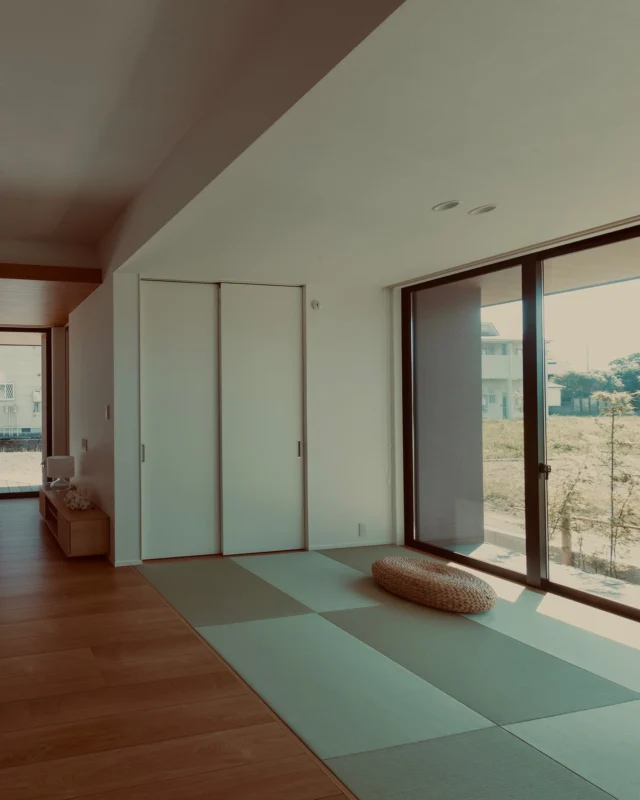 この畳に、笑い声が染み込んでゆく  シンクホーム｜群馬
〜Wool＆Wood  
SHINKU HOME deaign FLAT HOUSE〜  自然素材でつくる平屋のデザインハウス専門店　  『流行に流されない』『自分らしさ』を大切にする住まいのアイデアをお届けします。  ＿＿＿＿＿＿＿＿＿＿＿＿＿＿＿＿　  資料請求・無料相談会・見学会の申し込みはHPからよろしくお願いします。
⬇️詳しくはプロフィールのリンクから
@shinku_home 
＿＿＿＿＿＿＿＿＿＿＿＿＿＿＿＿  【家づくりの特徴】
① 赤ちゃん基準のやさしい家づくり
アトピー､シックハウスに悩まされ･･･
羊毛断熱材･無垢材・コットン･しっくい・化学物資過敏症対応  ② 超長期優良住宅への取り組み
建築地と暮らし方で考える高断熱・高気密住宅
適地適作の家づくりで過剰スペックを抑える　  ③  平屋のすすめ
結婚・子育て・独立・夫婦二人・介護
コミュニケーション・家事楽だから永年満足　  ④  流行に流されない家　美しいデザインコードでつくる自由設計の平屋　企画住宅でありながら同じ家は一つもない、こだわりをめいっぱいつめこんでもけっして失敗しない、コンセプト型の注文住宅  ⑤  正しいライフプランのすすめ
借りられる住宅ローンで予算を決めてはいけない「変動､固定、団信、三大疾病、繰上げ返済、40年、50年、新NISA、イデコ･･･」
先ずは正しいお金の知識を身につけて下さい。  ⑥  床暖房も全館空調もいらない
実際の住み心地の体感
オーナー邸（シンクホームのＯＢ様）で展示場では伝わらないリアル暮らしを体感ください。　  ⑦  夢ノートではじめる家づくり　「自分らしさ」にとことんこだわりを。
家づくりの目的を明確にします。あなたの夢をあきらめない、妥協しない家づくり  〜〜〜〜〜〜〜〜〜〜〜〜〜〜〜
先ずは相談会へお越しください。
ご予約はホームページからお願いします🤲
プロフィールのリンクからHPへ
@shinku_home  #赤ちゃん基準の家づくり#自然素材の家 #無垢材 #羊毛断熱材 #高気密高断熱#長期優良住宅 
#流行に流されない
#あきることのないデザイン
#美しい平屋#平屋#ぐんまの平屋
#群馬工務店#前橋工務店#高崎工務店
#マイホーム#注文住宅#新築#住まい見学会