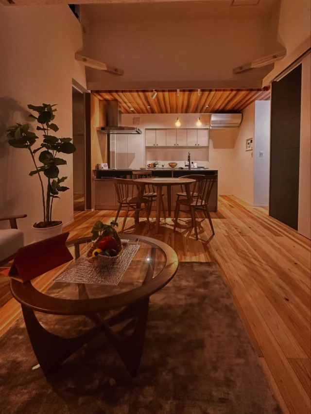 早朝のお弁当づくり  シンクホーム｜群馬
〜Wool＆Wood  
SHINKU HOME deaign FLAT HOUSE〜  自然素材でつくる平屋のデザインハウス専門店　  『流行に流されない』『自分らしさ』を大切にする住まいのアイデアをお届けします。  ＿＿＿＿＿＿＿＿＿＿＿＿＿＿＿＿　  資料請求・無料相談会・見学会の申し込みはHPからよろしくお願いします。
⬇️詳しくはプロフィールのリンクから
@shinku_home 
＿＿＿＿＿＿＿＿＿＿＿＿＿＿＿＿  【家づくりの特徴】
① 赤ちゃん基準のやさしい家づくり
アトピー､シックハウスに悩まされ･･･
羊毛断熱材･無垢材・コットン･しっくい・化学物資過敏症対応  ② 超長期優良住宅への取り組み
建築地と暮らし方で考える高断熱・高気密住宅
適地適作の家づくりで過剰スペックを抑える　  ③  平屋のすすめ
結婚・子育て・独立・夫婦二人・介護
コミュニケーション・家事楽だから永年満足　  ④  流行に流されない家　美しいデザインコードでつくる自由設計の平屋　企画住宅でありながら同じ家は一つもない、こだわりをめいっぱいつめこんでもけっして失敗しない、コンセプト型の注文住宅  ⑤  正しいライフプランのすすめ
借りられる住宅ローンで予算を決めてはいけない「変動､固定、団信、三大疾病、繰上げ返済、40年、50年、新NISA、イデコ･･･」
先ずは正しいお金の知識を身につけて下さい。  ⑥  床暖房も全館空調もいらない
実際の住み心地の体感
オーナー邸（シンクホームのＯＢ様）で展示場では伝わらないリアル暮らしを体感ください。　  ⑦  夢ノートではじめる家づくり　「自分らしさ」にとことんこだわりを。
家づくりの目的を明確にします。あなたの夢をあきらめない、妥協しない家づくり  〜〜〜〜〜〜〜〜〜〜〜〜〜〜〜
先ずは相談会へお越しください。
ご予約はホームページからお願いします🤲
プロフィールのリンクからHPへ
@shinku_home  #赤ちゃん基準の家づくり#自然素材の家 #無垢材 #羊毛断熱材 #高気密高断熱#長期優良住宅 
#流行に流されない
#あきることのないデザイン
#美しい平屋#平屋#ぐんまの平屋
#群馬工務店#前橋工務店#高崎工務店
#マイホーム#注文住宅#新築#住まい見学会