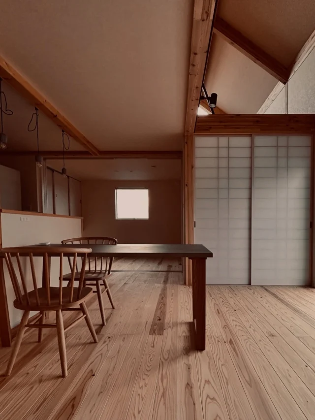 丁寧な暮らし  シンクホーム｜群馬
〜Wool＆Wood  
SHINKU HOME deaign FLAT HOUSE〜  自然素材でつくる平屋のデザインハウス専門店　  『流行に流されない』『自分らしさ』を大切にする住まいのアイデアをお届けします。  ＿＿＿＿＿＿＿＿＿＿＿＿＿＿＿＿　  資料請求・無料相談会・見学会の申し込みはHPからよろしくお願いします。
⬇️詳しくはプロフィールのリンクから
@shinku_home 
＿＿＿＿＿＿＿＿＿＿＿＿＿＿＿＿  【家づくりの特徴】
① 赤ちゃん基準のやさしい家づくり
アトピー､シックハウスに悩まされ･･･
羊毛断熱材･無垢材・コットン･しっくい・化学物資過敏症対応  ② 超長期優良住宅への取り組み
建築地と暮らし方で考える高断熱・高気密住宅
適地適作の家づくりで過剰スペックを抑える　  ③  平屋のすすめ
結婚・子育て・独立・夫婦二人・介護
コミュニケーション・家事楽だから永年満足　  ④  流行に流されない家　美しいデザインコードでつくる自由設計の平屋　企画住宅でありながら同じ家は一つもない、こだわりをめいっぱいつめこんでもけっして失敗しない、コンセプト型の注文住宅  ⑤  正しいライフプランのすすめ
借りられる住宅ローンで予算を決めてはいけない「変動､固定、団信、三大疾病、繰上げ返済、40年、50年、新NISA、イデコ･･･」
先ずは正しいお金の知識を身につけて下さい。  ⑥  床暖房も全館空調もいらない
実際の住み心地の体感
オーナー邸（シンクホームのＯＢ様）で展示場では伝わらないリアル暮らしを体感ください。　  ⑦  夢ノートではじめる家づくり　「自分らしさ」にとことんこだわりを。
家づくりの目的を明確にします。あなたの夢をあきらめない、妥協しない家づくり  〜〜〜〜〜〜〜〜〜〜〜〜〜〜〜
先ずは相談会へお越しください。
ご予約はホームページからお願いします🤲
プロフィールのリンクからHPへ
@shinku_home  #赤ちゃん基準の家づくり#自然素材の家 #無垢材 #羊毛断熱材 #高気密高断熱#長期優良住宅 
#流行に流されない
#あきることのないデザイン
#美しい平屋#平屋#ぐんまの平屋
#群馬工務店#前橋工務店#高崎工務店
#マイホーム#注文住宅#新築#住まい見学会