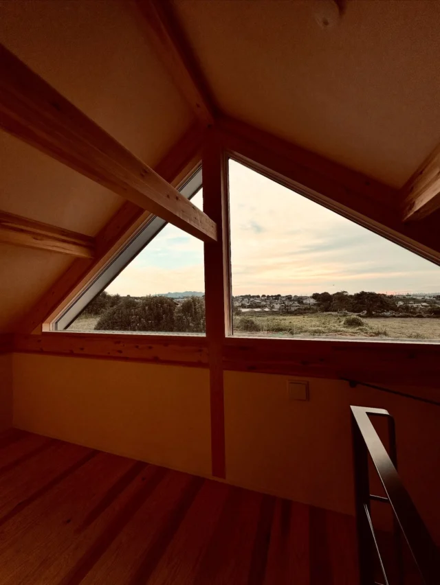景色を暮らしにとりこむ  シンクホーム｜群馬
〜Wool＆Wood  
SHINKU HOME deaign FLAT HOUSE〜  自然素材でつくる平屋のデザインハウス専門店　  『流行に流されない』『自分らしさ』を大切にする住まいのアイデアをお届けします。  ＿＿＿＿＿＿＿＿＿＿＿＿＿＿＿＿　  資料請求・無料相談会・見学会の申し込みはHPからよろしくお願いします。
⬇️詳しくはプロフィールのリンクから
@shinku_home 
＿＿＿＿＿＿＿＿＿＿＿＿＿＿＿＿  【家づくりの特徴】
① 赤ちゃん基準のやさしい家づくり
アトピー､シックハウスに悩まされ･･･
羊毛断熱材･無垢材・コットン･しっくい・化学物資過敏症対応  ② 超長期優良住宅への取り組み
建築地と暮らし方で考える高断熱・高気密住宅
適地適作の家づくりで過剰スペックを抑える　  ③  平屋のすすめ
結婚・子育て・独立・夫婦二人・介護
コミュニケーション・家事楽だから永年満足　  ④  流行に流されない家　美しいデザインコードでつくる自由設計の平屋　企画住宅でありながら同じ家は一つもない、こだわりをめいっぱいつめこんでもけっして失敗しない、コンセプト型の注文住宅  ⑤  正しいライフプランのすすめ
借りられる住宅ローンで予算を決めてはいけない「変動､固定、団信、三大疾病、繰上げ返済、40年、50年、新NISA、イデコ･･･」
先ずは正しいお金の知識を身につけて下さい。  ⑥  床暖房も全館空調もいらない
実際の住み心地の体感
オーナー邸（シンクホームのＯＢ様）で展示場では伝わらないリアル暮らしを体感ください。　  ⑦  夢ノートではじめる家づくり　「自分らしさ」にとことんこだわりを。
家づくりの目的を明確にします。あなたの夢をあきらめない、妥協しない家づくり  〜〜〜〜〜〜〜〜〜〜〜〜〜〜〜
先ずは相談会へお越しください。
ご予約はホームページからお願いします🤲
プロフィールのリンクからHPへ
@shinku_home  #赤ちゃん基準の家づくり#自然素材の家 #無垢材 #羊毛断熱材 #高気密高断熱#長期優良住宅 
#流行に流されない
#あきることのないデザイン
#美しい平屋#平屋#ぐんまの平屋
#群馬工務店#前橋工務店#高崎工務店
#マイホーム#注文住宅#新築#住まい見学会