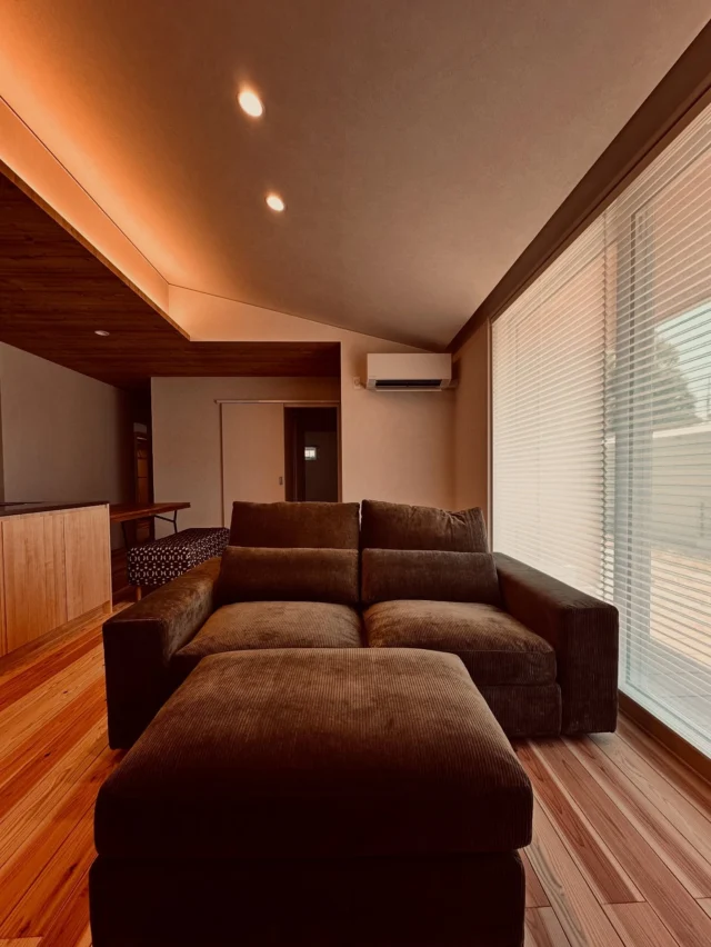 ソファの時間  シンクホーム｜群馬
〜Wool＆Wood  
SHINKU HOME deaign FLAT HOUSE〜  自然素材でつくる平屋のデザインハウス専門店　  『流行に流されない』『自分らしさ』を大切にする住まいのアイデアをお届けします。  ＿＿＿＿＿＿＿＿＿＿＿＿＿＿＿＿　  資料請求・無料相談会・見学会の申し込みはHPからよろしくお願いします。
⬇️詳しくはプロフィールのリンクから
@shinku_home 
＿＿＿＿＿＿＿＿＿＿＿＿＿＿＿＿  【家づくりの特徴】
① 赤ちゃん基準のやさしい家づくり
アトピー､シックハウスに悩まされ･･･
羊毛断熱材･無垢材・コットン･しっくい・化学物資過敏症対応  ② 超長期優良住宅への取り組み
建築地と暮らし方で考える高断熱・高気密住宅
適地適作の家づくりで過剰スペックを抑える　  ③  平屋のすすめ
結婚・子育て・独立・夫婦二人・介護
コミュニケーション・家事楽だから永年満足　  ④  流行に流されない家　美しいデザインコードでつくる自由設計の平屋　企画住宅でありながら同じ家は一つもない、こだわりをめいっぱいつめこんでもけっして失敗しない、コンセプト型の注文住宅  ⑤  正しいライフプランのすすめ
借りられる住宅ローンで予算を決めてはいけない「変動､固定、団信、三大疾病、繰上げ返済、40年、50年、新NISA、イデコ･･･」
先ずは正しいお金の知識を身につけて下さい。  ⑥  床暖房も全館空調もいらない
実際の住み心地の体感
オーナー邸（シンクホームのＯＢ様）で展示場では伝わらないリアル暮らしを体感ください。　  ⑦  夢ノートではじめる家づくり　「自分らしさ」にとことんこだわりを。
家づくりの目的を明確にします。あなたの夢をあきらめない、妥協しない家づくり  〜〜〜〜〜〜〜〜〜〜〜〜〜〜〜
先ずは相談会へお越しください。
ご予約はホームページからお願いします🤲
プロフィールのリンクからHPへ
@shinku_home  #赤ちゃん基準の家づくり#自然素材の家 #無垢材 #羊毛断熱材 #高気密高断熱#長期優良住宅 
#流行に流されない
#あきることのないデザイン
#美しい平屋#平屋#ぐんまの平屋
#群馬工務店#前橋工務店#高崎工務店
#マイホーム#注文住宅#新築#住まい見学会