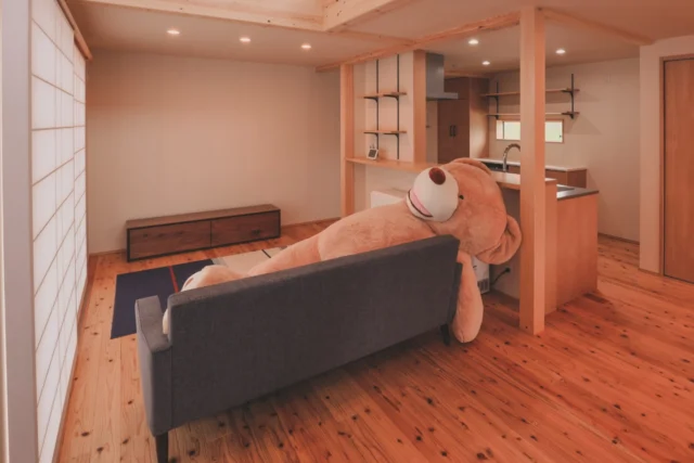 お気に入りの場所　  シンクホーム｜群馬
〜Wool＆Wood  
SHINKU HOME deaign FLAT HOUSE〜  自然素材でつくる平屋のデザインハウス専門店　  『流行に流されない』『自分らしさ』を大切にする住まいのアイデアをお届けします。  ＿＿＿＿＿＿＿＿＿＿＿＿＿＿＿＿　  資料請求・無料相談会・見学会の申し込みはHPからよろしくお願いします。
⬇️詳しくはプロフィールのリンクから
@shinku_home 
＿＿＿＿＿＿＿＿＿＿＿＿＿＿＿＿  【家づくりの特徴】
① 赤ちゃん基準のやさしい家づくり
アトピー､シックハウスに悩まされ･･･
羊毛断熱材･無垢材・コットン･しっくい・化学物資過敏症対応  ② 超長期優良住宅への取り組み
建築地と暮らし方で考える高断熱・高気密住宅
適地適作の家づくりで過剰スペックを抑える　  ③  平屋のすすめ
結婚・子育て・独立・夫婦二人・介護
コミュニケーション・家事楽だから永年満足　  ④  流行に流されない家　美しいデザインコードでつくる自由設計の平屋　企画住宅でありながら同じ家は一つもない、こだわりをめいっぱいつめこんでもけっして失敗しない、コンセプト型の注文住宅  ⑤  正しいライフプランのすすめ
借りられる住宅ローンで予算を決めてはいけない「変動､固定、団信、三大疾病、繰上げ返済、40年、50年、新NISA、イデコ･･･」
先ずは正しいお金の知識を身につけて下さい。  ⑥  床暖房も全館空調もいらない
実際の住み心地の体感
オーナー邸（シンクホームのＯＢ様）で展示場では伝わらないリアル暮らしを体感ください。　  ⑦  夢ノートではじめる家づくり　「自分らしさ」にとことんこだわりを。
家づくりの目的を明確にします。あなたの夢をあきらめない、妥協しない家づくり  〜〜〜〜〜〜〜〜〜〜〜〜〜〜〜
先ずは相談会へお越しください。
ご予約はホームページからお願いします🤲
プロフィールのリンクからHPへ
@shinku_home  #赤ちゃん基準の家づくり#自然素材の家 #無垢材 #羊毛断熱材 #高気密高断熱#長期優良住宅 
#流行に流されない
#あきることのないデザイン
#美しい平屋#平屋#ぐんまの平屋
#群馬工務店#前橋工務店#高崎工務店
#マイホーム#注文住宅#新築#住まい見学会