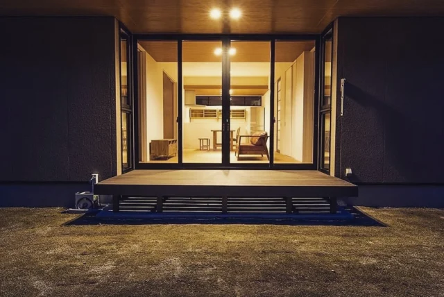 ウチソトつなぐデッキ  シンクホーム｜群馬
〜Wool＆Wood  
SHINKU HOME deaign FLAT HOUSE〜  自然素材でつくる平屋のデザインハウス専門店　  『流行に流されない』『自分らしさ』を大切にする住まいのアイデアをお届けします。  ＿＿＿＿＿＿＿＿＿＿＿＿＿＿＿＿　  資料請求・無料相談会・見学会の申し込みはHPからよろしくお願いします。
⬇️詳しくはプロフィールのリンクから
@shinku_home 
＿＿＿＿＿＿＿＿＿＿＿＿＿＿＿＿  【家づくりの特徴】
① 赤ちゃん基準のやさしい家づくり
アトピー､シックハウスに悩まされ･･･
羊毛断熱材･無垢材・コットン･しっくい・化学物資過敏症対応  ② 超長期優良住宅への取り組み
建築地と暮らし方で考える高断熱・高気密住宅
適地適作の家づくりで過剰スペックを抑える　  ③  平屋のすすめ
結婚・子育て・独立・夫婦二人・介護
コミュニケーション・家事楽だから永年満足　  ④  流行に流されない家　美しいデザインコードでつくる自由設計の平屋　企画住宅でありながら同じ家は一つもない、こだわりをめいっぱいつめこんでもけっして失敗しない、コンセプト型の注文住宅  ⑤  正しいライフプランのすすめ
借りられる住宅ローンで予算を決めてはいけない「変動､固定、団信、三大疾病、繰上げ返済、40年、50年、新NISA、イデコ･･･」
先ずは正しいお金の知識を身につけて下さい。  ⑥  床暖房も全館空調もいらない
実際の住み心地の体感
オーナー邸（シンクホームのＯＢ様）で展示場では伝わらないリアル暮らしを体感ください。　  ⑦  夢ノートではじめる家づくり　「自分らしさ」にとことんこだわりを。
家づくりの目的を明確にします。あなたの夢をあきらめない、妥協しない家づくり  〜〜〜〜〜〜〜〜〜〜〜〜〜〜〜
先ずは相談会へお越しください。
ご予約はホームページからお願いします🤲
プロフィールのリンクからHPへ
@shinku_home  #赤ちゃん基準の家づくり#自然素材の家 #無垢材 #羊毛断熱材 #高気密高断熱#長期優良住宅 
#流行に流されない
#あきることのないデザイン
#美しい平屋#平屋#ぐんまの平屋
#群馬工務店#前橋工務店#高崎工務店
#マイホーム#注文住宅#新築#住まい見学会
#シンクホーム