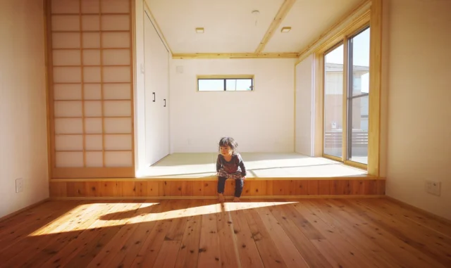 柔らかく優しい光  シンクホーム｜群馬
〜Wool＆Wood  
SHINKU HOME deaign FLAT HOUSE〜  自然素材でつくる平屋のデザインハウス専門店　  『流行に流されない』『自分らしさ』を大切にする住まいのアイデアをお届けします。  ＿＿＿＿＿＿＿＿＿＿＿＿＿＿＿＿　  資料請求・無料相談会・見学会の申し込みはHPからよろしくお願いします。
⬇️詳しくはプロフィールのリンクから
@shinku_home 
＿＿＿＿＿＿＿＿＿＿＿＿＿＿＿＿  【家づくりの特徴】
① 赤ちゃん基準のやさしい家づくり
アトピー､シックハウスに悩まされ･･･
羊毛断熱材･無垢材・コットン･しっくい・化学物資過敏症対応  ② 超長期優良住宅への取り組み
建築地と暮らし方で考える高断熱・高気密住宅
適地適作の家づくりで過剰スペックを抑える　  ③  平屋のすすめ
結婚・子育て・独立・夫婦二人・介護
コミュニケーション・家事楽だから永年満足　  ④  流行に流されない家　美しいデザインコードでつくる自由設計の平屋　企画住宅でありながら同じ家は一つもない、こだわりをめいっぱいつめこんでもけっして失敗しない、コンセプト型の注文住宅  ⑤  正しいライフプランのすすめ
借りられる住宅ローンで予算を決めてはいけない「変動､固定、団信、三大疾病、繰上げ返済、40年、50年、新NISA、イデコ･･･」
先ずは正しいお金の知識を身につけて下さい。  ⑥  床暖房も全館空調もいらない
実際の住み心地の体感
オーナー邸（シンクホームのＯＢ様）で展示場では伝わらないリアル暮らしを体感ください。　  ⑦  夢ノートではじめる家づくり　「自分らしさ」にとことんこだわりを。
家づくりの目的を明確にします。あなたの夢をあきらめない、妥協しない家づくり  〜〜〜〜〜〜〜〜〜〜〜〜〜〜〜
先ずは相談会へお越しください。
ご予約はホームページからお願いします🤲
プロフィールのリンクからHPへ
@shinku_home  #赤ちゃん基準の家づくり#自然素材の家 #無垢材 #羊毛断熱材 #高気密高断熱#長期優良住宅 
#流行に流されない
#あきることのないデザイン
#美しい平屋#平屋#ぐんまの平屋
#群馬工務店#前橋工務店#高崎工務店
#マイホーム#注文住宅#新築#住まい見学会
#シンクホーム