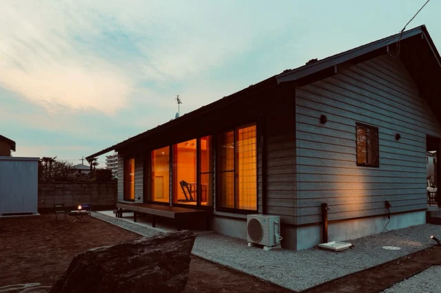 やさしい夕暮れ　やさしい灯り  シンクホーム｜群馬
〜Wool＆Wood  
SHINKU HOME deaign FLAT HOUSE〜  自然素材でつくる平屋のデザインハウス専門店　  『流行に流されない』『自分らしさ』を大切にする住まいのアイデアをお届けします。  ＿＿＿＿＿＿＿＿＿＿＿＿＿＿＿＿　  資料請求・無料相談会・見学会の申し込みはHPからよろしくお願いします。
⬇️詳しくはプロフィールのリンクから
@shinku_home 
＿＿＿＿＿＿＿＿＿＿＿＿＿＿＿＿  【家づくりの特徴】
① 赤ちゃん基準のやさしい家づくり
アトピー､シックハウスに悩まされ･･･
羊毛断熱材･無垢材・コットン･しっくい・化学物資過敏症対応  ② 超長期優良住宅への取り組み
建築地と暮らし方で考える高断熱・高気密住宅
適地適作の家づくりで過剰スペックを抑える　  ③  平屋のすすめ
結婚・子育て・独立・夫婦二人・介護
コミュニケーション・家事楽だから永年満足　  ④  流行に流されない家　美しいデザインコードでつくる自由設計の平屋　企画住宅でありながら同じ家は一つもない、こだわりをめいっぱいつめこんでもけっして失敗しない、コンセプト型の注文住宅  ⑤  正しいライフプランのすすめ
借りられる住宅ローンで予算を決めてはいけない「変動､固定、団信、三大疾病、繰上げ返済、40年、50年、新NISA、イデコ･･･」
先ずは正しいお金の知識を身につけて下さい。  ⑥  床暖房も全館空調もいらない
実際の住み心地の体感
オーナー邸（シンクホームのＯＢ様）で展示場では伝わらないリアル暮らしを体感ください。　  ⑦  夢ノートではじめる家づくり　「自分らしさ」にとことんこだわりを。
家づくりの目的を明確にします。あなたの夢をあきらめない、妥協しない家づくり  〜〜〜〜〜〜〜〜〜〜〜〜〜〜〜
先ずは相談会へお越しください。
ご予約はホームページからお願いします🤲
プロフィールのリンクからHPへ
@shinku_home  #赤ちゃん基準の家づくり#自然素材の家 #無垢材 #羊毛断熱材 #高気密高断熱#長期優良住宅 
#流行に流されない
#あきることのないデザイン
#美しい平屋#平屋#ぐんまの平屋
#群馬工務店#前橋工務店#高崎工務店
#マイホーム#注文住宅#新築#住まい見学会
#シンクホーム