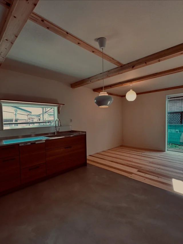 MORTEX floor  シンクホーム｜群馬
〜Wool＆Wood  
SHINKU HOME deaign FLAT HOUSE〜  自然素材でつくる平屋のデザインハウス専門店　  『流行に流されない』『自分らしさ』を大切にする住まいのアイデアをお届けします。  ＿＿＿＿＿＿＿＿＿＿＿＿＿＿＿＿　  資料請求・無料相談会・見学会の申し込みはHPからよろしくお願いします。
⬇️詳しくはプロフィールのリンクから
@shinku_home 
＿＿＿＿＿＿＿＿＿＿＿＿＿＿＿＿  【家づくりの特徴】
① 赤ちゃん基準のやさしい家づくり
アトピー､シックハウスに悩まされ･･･
羊毛断熱材･無垢材・コットン･しっくい・化学物資過敏症対応  ② 超長期優良住宅への取り組み
建築地と暮らし方で考える高断熱・高気密住宅
適地適作の家づくりで過剰スペックを抑える　  ③  平屋のすすめ
結婚・子育て・独立・夫婦二人・介護
コミュニケーション・家事楽だから永年満足　  ④  流行に流されない家　美しいデザインコードでつくる自由設計の平屋　企画住宅でありながら同じ家は一つもない、こだわりをめいっぱいつめこんでもけっして失敗しない、コンセプト型の注文住宅  ⑤  正しいライフプランのすすめ
借りられる住宅ローンで予算を決めてはいけない「変動､固定、団信、三大疾病、繰上げ返済、40年、50年、新NISA、イデコ･･･」
先ずは正しいお金の知識を身につけて下さい。  ⑥  床暖房も全館空調もいらない
実際の住み心地の体感
オーナー邸（シンクホームのＯＢ様）で展示場では伝わらないリアル暮らしを体感ください。　  ⑦  夢ノートではじめる家づくり　「自分らしさ」にとことんこだわりを。
家づくりの目的を明確にします。あなたの夢をあきらめない、妥協しない家づくり  〜〜〜〜〜〜〜〜〜〜〜〜〜〜〜
先ずは相談会へお越しください。
ご予約はホームページからお願いします🤲
プロフィールのリンクからHPへ
@shinku_home  #赤ちゃん基準の家づくり#自然素材の家 #無垢材 #羊毛断熱材 #高気密高断熱#長期優良住宅 
#流行に流されない
#あきることのないデザイン
#美しい平屋#平屋#ぐんまの平屋
#群馬工務店#前橋工務店#高崎工務店
#マイホーム#注文住宅#新築#住まい見学会
#シンクホーム