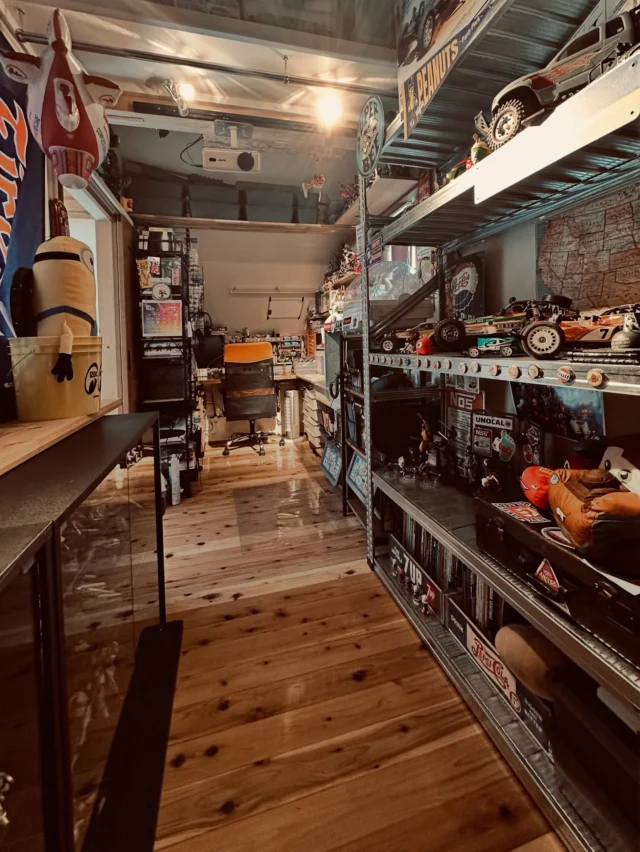 hobby room  シンクホーム｜群馬
〜Wool＆Wood  
SHINKU HOME deaign FLAT HOUSE〜  自然素材でつくる平屋のデザインハウス専門店　  『流行に流されない』『自分らしさ』を大切にする住まいのアイデアをお届けします。  ＿＿＿＿＿＿＿＿＿＿＿＿＿＿＿＿　  資料請求・無料相談会・見学会の申し込みはHPからよろしくお願いします。
⬇️詳しくはプロフィールのリンクから
@shinku_home 
＿＿＿＿＿＿＿＿＿＿＿＿＿＿＿＿  【家づくりの特徴】
① 赤ちゃん基準のやさしい家づくり
アトピー､シックハウスに悩まされ･･･
羊毛断熱材･無垢材・コットン･しっくい・化学物資過敏症対応  ② 超長期優良住宅への取り組み
建築地と暮らし方で考える高断熱・高気密住宅
適地適作の家づくりで過剰スペックを抑える　  ③  平屋のすすめ
結婚・子育て・独立・夫婦二人・介護
コミュニケーション・家事楽だから永年満足　  ④  流行に流されない家　美しいデザインコードでつくる自由設計の平屋　企画住宅でありながら同じ家は一つもない、こだわりをめいっぱいつめこんでもけっして失敗しない、コンセプト型の注文住宅  ⑤  正しいライフプランのすすめ
借りられる住宅ローンで予算を決めてはいけない「変動､固定、団信、三大疾病、繰上げ返済、40年、50年、新NISA、イデコ･･･」
先ずは正しいお金の知識を身につけて下さい。  ⑥  床暖房も全館空調もいらない
実際の住み心地の体感
オーナー邸（シンクホームのＯＢ様）で展示場では伝わらないリアル暮らしを体感ください。　  ⑦  夢ノートではじめる家づくり　「自分らしさ」にとことんこだわりを。
家づくりの目的を明確にします。あなたの夢をあきらめない、妥協しない家づくり  〜〜〜〜〜〜〜〜〜〜〜〜〜〜〜
先ずは相談会へお越しください。
ご予約はホームページからお願いします🤲
プロフィールのリンクからHPへ
@shinku_home  #赤ちゃん基準の家づくり#自然素材の家 #無垢材 #羊毛断熱材 #高気密高断熱#長期優良住宅 
#流行に流されない
#あきることのないデザイン
#美しい平屋#平屋#ぐんまの平屋
#群馬工務店#前橋工務店#高崎工務店
#マイホーム#注文住宅#新築#住まい見学会
#シンクホーム