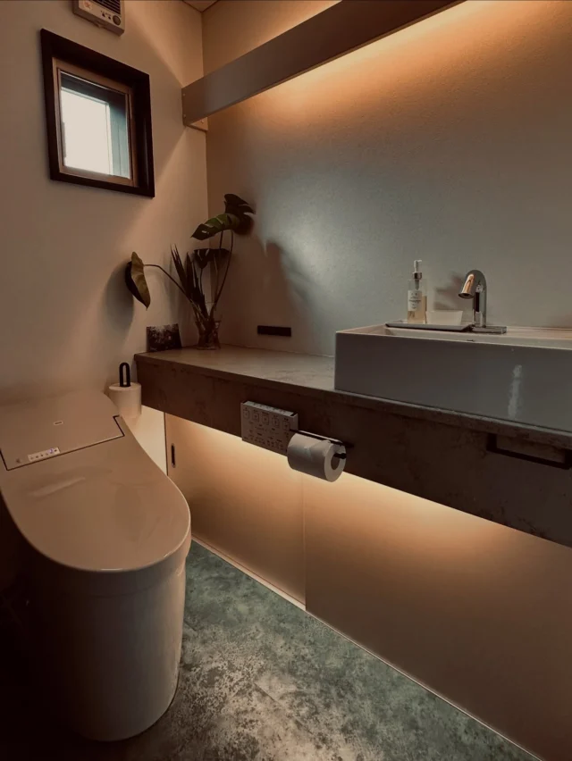 indirect lighting
間接照明で夜にやさしいトイレ  シンクホーム｜群馬
〜Wool＆Wood  
SHINKU HOME deaign FLAT HOUSE〜  自然素材でつくる平屋のデザインハウス専門店　  『流行に流されない』『自分らしさ』を大切にする住まいのアイデアをお届けします。  ＿＿＿＿＿＿＿＿＿＿＿＿＿＿＿＿　  資料請求・無料相談会・見学会の申し込みはHPからよろしくお願いします。
⬇️詳しくはプロフィールのリンクから
@shinku_home 
＿＿＿＿＿＿＿＿＿＿＿＿＿＿＿＿  【家づくりの特徴】
① 赤ちゃん基準のやさしい家づくり
アトピー､シックハウスに悩まされ･･･
羊毛断熱材･無垢材・コットン･しっくい・化学物資過敏症対応  ② 超長期優良住宅への取り組み
建築地と暮らし方で考える高断熱・高気密住宅
適地適作の家づくりで過剰スペックを抑える　  ③  平屋のすすめ
結婚・子育て・独立・夫婦二人・介護
コミュニケーション・家事楽だから永年満足　  ④  流行に流されない家　美しいデザインコードでつくる自由設計の平屋　企画住宅でありながら同じ家は一つもない、こだわりをめいっぱいつめこんでもけっして失敗しない、コンセプト型の注文住宅  ⑤  正しいライフプランのすすめ
借りられる住宅ローンで予算を決めてはいけない「変動､固定、団信、三大疾病、繰上げ返済、40年、50年、新NISA、イデコ･･･」
先ずは正しいお金の知識を身につけて下さい。  ⑥  床暖房も全館空調もいらない
実際の住み心地の体感
オーナー邸（シンクホームのＯＢ様）で展示場では伝わらないリアル暮らしを体感ください。　  ⑦  夢ノートではじめる家づくり　「自分らしさ」にとことんこだわりを。
家づくりの目的を明確にします。あなたの夢をあきらめない、妥協しない家づくり  〜〜〜〜〜〜〜〜〜〜〜〜〜〜〜
先ずは相談会へお越しください。
ご予約はホームページからお願いします🤲
プロフィールのリンクからHPへ
@shinku_home  #赤ちゃん基準の家づくり#自然素材の家 #無垢材 #羊毛断熱材 #高気密高断熱#長期優良住宅 
#流行に流されない
#あきることのないデザイン
#美しい平屋#平屋#ぐんまの平屋
#群馬工務店#前橋工務店#高崎工務店
#マイホーム#注文住宅#新築#住まい見学会
#シンクホーム