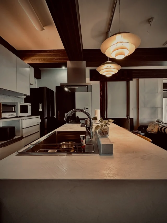 Mortex kitchen  シンクホーム｜群馬
〜Wool＆Wood  
SHINKU HOME deaign FLAT HOUSE〜  自然素材でつくる平屋のデザインハウス専門店　  『流行に流されない』『自分らしさ』を大切にする住まいのアイデアをお届けします。  ＿＿＿＿＿＿＿＿＿＿＿＿＿＿＿＿　  資料請求・無料相談会・見学会の申し込みはHPからよろしくお願いします。
⬇️詳しくはプロフィールのリンクから
@shinku_home 
＿＿＿＿＿＿＿＿＿＿＿＿＿＿＿＿  【家づくりの特徴】
① 赤ちゃん基準のやさしい家づくり
アトピー､シックハウスに悩まされ･･･
羊毛断熱材･無垢材・コットン･しっくい・化学物資過敏症対応  ② 超長期優良住宅への取り組み
建築地と暮らし方で考える高断熱・高気密住宅
適地適作の家づくりで過剰スペックを抑える　  ③  平屋のすすめ
結婚・子育て・独立・夫婦二人・介護
コミュニケーション・家事楽だから永年満足　  ④  流行に流されない家　美しいデザインコードでつくる自由設計の平屋　企画住宅でありながら同じ家は一つもない、こだわりをめいっぱいつめこんでもけっして失敗しない、コンセプト型の注文住宅  ⑤  正しいライフプランのすすめ
借りられる住宅ローンで予算を決めてはいけない「変動､固定、団信、三大疾病、繰上げ返済、40年、50年、新NISA、イデコ･･･」
先ずは正しいお金の知識を身につけて下さい。  ⑥  床暖房も全館空調もいらない
実際の住み心地の体感
オーナー邸（シンクホームのＯＢ様）で展示場では伝わらないリアル暮らしを体感ください。　  ⑦  夢ノートではじめる家づくり　「自分らしさ」にとことんこだわりを。
家づくりの目的を明確にします。あなたの夢をあきらめない、妥協しない家づくり  〜〜〜〜〜〜〜〜〜〜〜〜〜〜〜
先ずは相談会へお越しください。
ご予約はホームページからお願いします🤲
プロフィールのリンクからHPへ
@shinku_home  #赤ちゃん基準の家づくり#自然素材の家 #無垢材 #羊毛断熱材 #高気密高断熱#長期優良住宅 
#流行に流されない
#あきることのないデザイン
#美しい平屋#平屋#ぐんまの平屋
#群馬工務店#前橋工務店#高崎工務店
#マイホーム#注文住宅#新築#住まい見学会
#シンクホーム