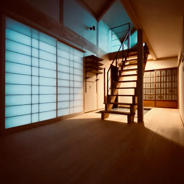 想い出を遺す　建替え  シンクホーム｜群馬
〜Wool＆Wood  
SHINKU HOME deaign FLAT HOUSE〜  自然素材でつくる平屋のデザインハウス専門店　  『流行に流されない』『自分らしさ』を大切にする住まいのアイデアをお届けします。  ＿＿＿＿＿＿＿＿＿＿＿＿＿＿＿＿　  資料請求・無料相談会・見学会の申し込みはHPからよろしくお願いします。
⬇️詳しくはプロフィールのリンクから
@shinku_home 
＿＿＿＿＿＿＿＿＿＿＿＿＿＿＿＿  【家づくりの特徴】
① 赤ちゃん基準のやさしい家づくり
アトピー､シックハウスに悩まされ･･･
羊毛断熱材･無垢材・コットン･しっくい・化学物資過敏症対応  ② 超長期優良住宅への取り組み
建築地と暮らし方で考える高断熱・高気密住宅
適地適作の家づくりで過剰スペックを抑える　  ③  平屋のすすめ
結婚・子育て・独立・夫婦二人・介護
コミュニケーション・家事楽だから永年満足　  ④  流行に流されない家　美しいデザインコードでつくる自由設計の平屋　企画住宅でありながら同じ家は一つもない、こだわりをめいっぱいつめこんでもけっして失敗しない、コンセプト型の注文住宅  ⑤  正しいライフプランのすすめ
借りられる住宅ローンで予算を決めてはいけない「変動､固定、団信、三大疾病、繰上げ返済、40年、50年、新NISA、イデコ･･･」
先ずは正しいお金の知識を身につけて下さい。  ⑥  床暖房も全館空調もいらない
実際の住み心地の体感
オーナー邸（シンクホームのＯＢ様）で展示場では伝わらないリアル暮らしを体感ください。　  ⑦  夢ノートではじめる家づくり　「自分らしさ」にとことんこだわりを。
家づくりの目的を明確にします。あなたの夢をあきらめない、妥協しない家づくり  〜〜〜〜〜〜〜〜〜〜〜〜〜〜〜
先ずは相談会へお越しください。
ご予約はホームページからお願いします🤲
プロフィールのリンクからHPへ
@shinku_home  #赤ちゃん基準の家づくり#自然素材の家 #無垢材 #羊毛断熱材 #高気密高断熱#長期優良住宅 
#流行に流されない
#あきることのないデザイン
#美しい平屋#平屋#ぐんまの平屋
#群馬工務店#前橋工務店#高崎工務店
#マイホーム#注文住宅#新築#住まい見学会
#シンクホーム
