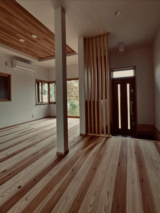 オープンリビング　来客の視線を考える  シンクホーム｜群馬
〜Wool＆Wood  
SHINKU HOME deaign FLAT HOUSE〜  自然素材でつくる平屋のデザインハウス専門店　  『流行に流されない』『自分らしさ』を大切にする住まいのアイデアをお届けします。  ＿＿＿＿＿＿＿＿＿＿＿＿＿＿＿＿　  資料請求・無料相談会・見学会の申し込みはHPからよろしくお願いします。
⬇️詳しくはプロフィールのリンクから
@shinku_home 
＿＿＿＿＿＿＿＿＿＿＿＿＿＿＿＿  【家づくりの特徴】
① 赤ちゃん基準のやさしい家づくり
アトピー､シックハウスに悩まされ･･･
羊毛断熱材･無垢材・コットン･しっくい・化学物資過敏症対応  ② 超長期優良住宅への取り組み
建築地と暮らし方で考える高断熱・高気密住宅
適地適作の家づくりで過剰スペックを抑える　  ③  平屋のすすめ
結婚・子育て・独立・夫婦二人・介護
コミュニケーション・家事楽だから永年満足　  ④  流行に流されない家　美しいデザインコードでつくる自由設計の平屋　企画住宅でありながら同じ家は一つもない、こだわりをめいっぱいつめこんでもけっして失敗しない、コンセプト型の注文住宅  ⑤  正しいライフプランのすすめ
借りられる住宅ローンで予算を決めてはいけない「変動､固定、団信、三大疾病、繰上げ返済、40年、50年、新NISA、イデコ･･･」
先ずは正しいお金の知識を身につけて下さい。  ⑥  床暖房も全館空調もいらない
実際の住み心地の体感
オーナー邸（シンクホームのＯＢ様）で展示場では伝わらないリアル暮らしを体感ください。　  ⑦  夢ノートではじめる家づくり　「自分らしさ」にとことんこだわりを。
家づくりの目的を明確にします。あなたの夢をあきらめない、妥協しない家づくり  〜〜〜〜〜〜〜〜〜〜〜〜〜〜〜
先ずは相談会へお越しください。
ご予約はホームページからお願いします🤲
プロフィールのリンクからHPへ
@shinku_home  #赤ちゃん基準の家づくり#自然素材の家 #無垢材 #羊毛断熱材 #高気密高断熱#長期優良住宅 
#流行に流されない
#あきることのないデザイン
#美しい平屋#平屋#ぐんまの平屋
#群馬工務店#前橋工務店#高崎工務店
#マイホーム#注文住宅#新築#住まい見学会
#シンクホーム