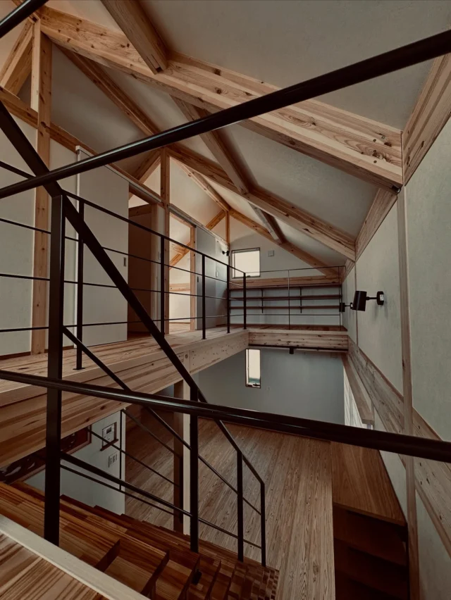 iron handrail  シンクホーム｜群馬
〜Wool＆Wood  
SHINKU HOME deaign FLAT HOUSE〜  自然素材でつくる平屋のデザインハウス専門店　  『流行に流されない』『自分らしさ』を大切にする住まいのアイデアをお届けします。  ＿＿＿＿＿＿＿＿＿＿＿＿＿＿＿＿　  資料請求・無料相談会・見学会の申し込みはHPからよろしくお願いします。
⬇️詳しくはプロフィールのリンクから
@shinku_home 
＿＿＿＿＿＿＿＿＿＿＿＿＿＿＿＿  【家づくりの特徴】
① 赤ちゃん基準のやさしい家づくり
アトピー､シックハウスに悩まされ･･･
羊毛断熱材･無垢材・コットン･しっくい・化学物資過敏症対応  ② 超長期優良住宅への取り組み
建築地と暮らし方で考える高断熱・高気密住宅
適地適作の家づくりで過剰スペックを抑える　  ③  平屋のすすめ
結婚・子育て・独立・夫婦二人・介護
コミュニケーション・家事楽だから永年満足　  ④  流行に流されない家　美しいデザインコードでつくる自由設計の平屋　企画住宅でありながら同じ家は一つもない、こだわりをめいっぱいつめこんでもけっして失敗しない、コンセプト型の注文住宅  ⑤  正しいライフプランのすすめ
借りられる住宅ローンで予算を決めてはいけない「変動､固定、団信、三大疾病、繰上げ返済、40年、50年、新NISA、イデコ･･･」
先ずは正しいお金の知識を身につけて下さい。  ⑥  床暖房も全館空調もいらない
実際の住み心地の体感
オーナー邸（シンクホームのＯＢ様）で展示場では伝わらないリアル暮らしを体感ください。　  ⑦  夢ノートではじめる家づくり　「自分らしさ」にとことんこだわりを。
家づくりの目的を明確にします。あなたの夢をあきらめない、妥協しない家づくり  〜〜〜〜〜〜〜〜〜〜〜〜〜〜〜
先ずは相談会へお越しください。
ご予約はホームページからお願いします🤲
プロフィールのリンクからHPへ
@shinku_home  #赤ちゃん基準の家づくり#自然素材の家 #無垢材 #羊毛断熱材 #高気密高断熱#長期優良住宅 
#流行に流されない
#あきることのないデザイン
#美しい平屋#平屋#ぐんまの平屋
#群馬工務店#前橋工務店#高崎工務店
#マイホーム#注文住宅#新築#住まい見学会
#シンクホーム