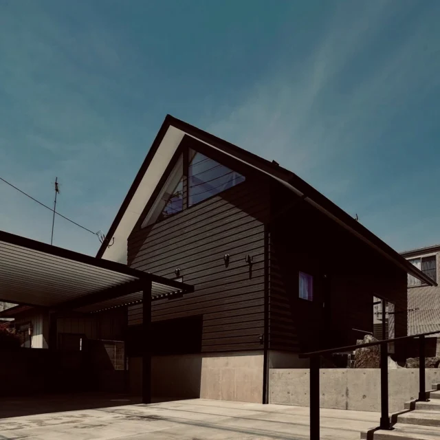 Japanese Silver Ratio 美しい白銀比  シンクホーム｜群馬
〜Wool＆Wood  
SHINKU HOME deaign FLAT HOUSE〜  自然素材でつくる平屋のデザインハウス専門店　  『流行に流されない』『自分らしさ』を大切にする住まいのアイデアをお届けします。  ＿＿＿＿＿＿＿＿＿＿＿＿＿＿＿＿　  資料請求・無料相談会・見学会の申し込みはHPからよろしくお願いします。
⬇️詳しくはプロフィールのリンクから
@shinku_home 
＿＿＿＿＿＿＿＿＿＿＿＿＿＿＿＿  【家づくりの特徴】
① 赤ちゃん基準のやさしい家づくり
アトピー､シックハウスに悩まされ･･･
羊毛断熱材･無垢材・コットン･しっくい・化学物資過敏症対応  ② 超長期優良住宅への取り組み
建築地と暮らし方で考える高断熱・高気密住宅
適地適作の家づくりで過剰スペックを抑える　  ③  平屋のすすめ
結婚・子育て・独立・夫婦二人・介護
コミュニケーション・家事楽だから永年満足　  ④  流行に流されない家　美しいデザインコードでつくる自由設計の平屋　企画住宅でありながら同じ家は一つもない、こだわりをめいっぱいつめこんでもけっして失敗しない、コンセプト型の注文住宅  ⑤  正しいライフプランのすすめ
借りられる住宅ローンで予算を決めてはいけない「変動､固定、団信、三大疾病、繰上げ返済、40年、50年、新NISA、イデコ･･･」
先ずは正しいお金の知識を身につけて下さい。  ⑥  床暖房も全館空調もいらない
実際の住み心地の体感
オーナー邸（シンクホームのＯＢ様）で展示場では伝わらないリアル暮らしを体感ください。　  ⑦  夢ノートではじめる家づくり　「自分らしさ」にとことんこだわりを。
家づくりの目的を明確にします。あなたの夢をあきらめない、妥協しない家づくり  〜〜〜〜〜〜〜〜〜〜〜〜〜〜〜
先ずは相談会へお越しください。
ご予約はホームページからお願いします🤲
プロフィールのリンクからHPへ
@shinku_home  #赤ちゃん基準の家づくり#自然素材の家 #無垢材 #羊毛断熱材 #高気密高断熱#長期優良住宅 
#流行に流されない
#あきることのないデザイン
#美しい平屋#平屋#ぐんまの平屋
#群馬工務店#前橋工務店#高崎工務店
#マイホーム#注文住宅#新築#住まい見学会
#シンクホーム