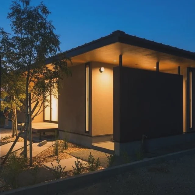 デッキで楽しむ夜  シンクホーム｜群馬
〜Wool＆Wood  
SHINKU HOME deaign FLAT HOUSE〜  自然素材でつくる平屋のデザインハウス専門店　  『流行に流されない』『自分らしさ』を大切にする住まいのアイデアをお届けします。  ＿＿＿＿＿＿＿＿＿＿＿＿＿＿＿＿　  資料請求・無料相談会・見学会の申し込みはHPからよろしくお願いします。
⬇️詳しくはプロフィールのリンクから
@shinku_home 
＿＿＿＿＿＿＿＿＿＿＿＿＿＿＿＿  【家づくりの特徴】
① 赤ちゃん基準のやさしい家づくり
アトピー､シックハウスに悩まされ･･･
羊毛断熱材･無垢材・コットン･しっくい・化学物資過敏症対応  ② 超長期優良住宅への取り組み
建築地と暮らし方で考える高断熱・高気密住宅
適地適作の家づくりで過剰スペックを抑える　  ③  平屋のすすめ
結婚・子育て・独立・夫婦二人・介護
コミュニケーション・家事楽だから永年満足　  ④  流行に流されない家　美しいデザインコードでつくる自由設計の平屋　企画住宅でありながら同じ家は一つもない、こだわりをめいっぱいつめこんでもけっして失敗しない、コンセプト型の注文住宅  ⑤  正しいライフプランのすすめ
借りられる住宅ローンで予算を決めてはいけない「変動､固定、団信、三大疾病、繰上げ返済、40年、50年、新NISA、イデコ･･･」
先ずは正しいお金の知識を身につけて下さい。  ⑥  床暖房も全館空調もいらない
実際の住み心地の体感
オーナー邸（シンクホームのＯＢ様）で展示場では伝わらないリアル暮らしを体感ください。　  ⑦  夢ノートではじめる家づくり　「自分らしさ」にとことんこだわりを。
家づくりの目的を明確にします。あなたの夢をあきらめない、妥協しない家づくり  〜〜〜〜〜〜〜〜〜〜〜〜〜〜〜
先ずは相談会へお越しください。
ご予約はホームページからお願いします🤲
プロフィールのリンクからHPへ
@shinku_home  #赤ちゃん基準の家づくり#自然素材の家 #無垢材 #羊毛断熱材 #高気密高断熱#長期優良住宅 
#流行に流されない
#あきることのないデザイン
#美しい平屋#平屋#ぐんまの平屋
#群馬工務店#前橋工務店#高崎工務店
#マイホーム#注文住宅#新築#住まい見学会
#シンクホーム