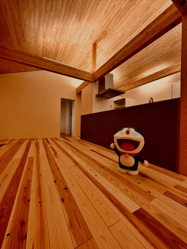 ぼくの夢叶う  シンクホーム｜群馬
〜Wool＆Wood  
SHINKU HOME deaign FLAT HOUSE〜  自然素材でつくる平屋のデザインハウス専門店　  『流行に流されない』『自分らしさ』を大切にする住まいのアイデアをお届けします。  ＿＿＿＿＿＿＿＿＿＿＿＿＿＿＿＿　  資料請求・無料相談会・見学会の申し込みはHPからよろしくお願いします。
⬇️詳しくはプロフィールのリンクから
@shinku_home 
＿＿＿＿＿＿＿＿＿＿＿＿＿＿＿＿  【家づくりの特徴】
① 赤ちゃん基準のやさしい家づくり
アトピー､シックハウスに悩まされ･･･
羊毛断熱材･無垢材・コットン･しっくい・化学物資過敏症対応  ② 超長期優良住宅への取り組み
建築地と暮らし方で考える高断熱・高気密住宅
適地適作の家づくりで過剰スペックを抑える　  ③  平屋のすすめ
結婚・子育て・独立・夫婦二人・介護
コミュニケーション・家事楽だから永年満足　  ④  流行に流されない家　美しいデザインコードでつくる自由設計の平屋　企画住宅でありながら同じ家は一つもない、こだわりをめいっぱいつめこんでもけっして失敗しない、コンセプト型の注文住宅  ⑤  正しいライフプランのすすめ
借りられる住宅ローンで予算を決めてはいけない「変動､固定、団信、三大疾病、繰上げ返済、40年、50年、新NISA、イデコ･･･」
先ずは正しいお金の知識を身につけて下さい。  ⑥  床暖房も全館空調もいらない
実際の住み心地の体感
オーナー邸（シンクホームのＯＢ様）で展示場では伝わらないリアル暮らしを体感ください。　  ⑦  夢ノートではじめる家づくり　「自分らしさ」にとことんこだわりを。
家づくりの目的を明確にします。あなたの夢をあきらめない、妥協しない家づくり  〜〜〜〜〜〜〜〜〜〜〜〜〜〜〜
先ずは相談会へお越しください。
ご予約はホームページからお願いします🤲
プロフィールのリンクからHPへ
@shinku_home  #赤ちゃん基準の家づくり#自然素材の家 #無垢材 #羊毛断熱材 #高気密高断熱#長期優良住宅 
#流行に流されない
#あきることのないデザイン
#美しい平屋#平屋#ぐんまの平屋
#群馬工務店#前橋工務店#高崎工務店
#マイホーム#注文住宅#新築#住まい見学会
#シンクホーム