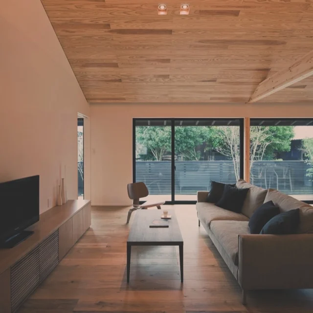 緑をとり込む大窓  シンクホーム｜群馬
〜Wool＆Wood  
SHINKU HOME deaign FLAT HOUSE〜  自然素材でつくる平屋のデザインハウス専門店　  『流行に流されない』『自分らしさ』を大切にする住まいのアイデアをお届けします。  ＿＿＿＿＿＿＿＿＿＿＿＿＿＿＿＿　  資料請求・無料相談会・見学会の申し込みはHPからよろしくお願いします。
⬇️詳しくはプロフィールのリンクから
@shinku_home 
＿＿＿＿＿＿＿＿＿＿＿＿＿＿＿＿  【家づくりの特徴】
① 赤ちゃん基準のやさしい家づくり
アトピー､シックハウスに悩まされ･･･
羊毛断熱材･無垢材・コットン･しっくい・化学物資過敏症対応  ② 超長期優良住宅への取り組み
建築地と暮らし方で考える高断熱・高気密住宅
適地適作の家づくりで過剰スペックを抑える　  ③  平屋のすすめ
結婚・子育て・独立・夫婦二人・介護
コミュニケーション・家事楽だから永年満足　  ④  流行に流されない家　美しいデザインコードでつくる自由設計の平屋　企画住宅でありながら同じ家は一つもない、こだわりをめいっぱいつめこんでもけっして失敗しない、コンセプト型の注文住宅  ⑤  正しいライフプランのすすめ
借りられる住宅ローンで予算を決めてはいけない「変動､固定、団信、三大疾病、繰上げ返済、40年、50年、新NISA、イデコ･･･」
先ずは正しいお金の知識を身につけて下さい。  ⑥  床暖房も全館空調もいらない
実際の住み心地の体感
オーナー邸（シンクホームのＯＢ様）で展示場では伝わらないリアル暮らしを体感ください。　  ⑦  夢ノートではじめる家づくり　「自分らしさ」にとことんこだわりを。
家づくりの目的を明確にします。あなたの夢をあきらめない、妥協しない家づくり  〜〜〜〜〜〜〜〜〜〜〜〜〜〜〜
先ずは相談会へお越しください。
ご予約はホームページからお願いします🤲
プロフィールのリンクからHPへ
@shinku_home  #赤ちゃん基準の家づくり#自然素材の家 #無垢材 #羊毛断熱材 #高気密高断熱#長期優良住宅 
#流行に流されない
#あきることのないデザイン
#美しい平屋#平屋#ぐんまの平屋
#群馬工務店#前橋工務店#高崎工務店
#マイホーム#注文住宅#新築#住まい見学会