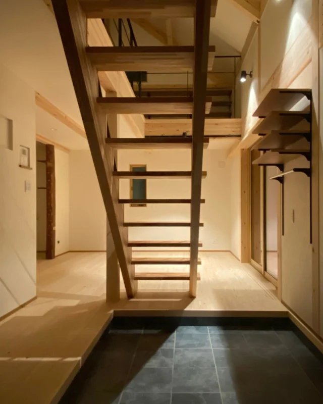 家族がつながる玄関  シンクホーム｜群馬
〜Wool＆Wood  
SHINKU HOME deaign FLAT HOUSE〜  自然素材でつくる平屋のデザインハウス専門店　  『流行に流されない』『自分らしさ』を大切にする住まいのアイデアをお届けします。  ＿＿＿＿＿＿＿＿＿＿＿＿＿＿＿＿　  資料請求・無料相談会・見学会の申し込みはHPからよろしくお願いします。
⬇️詳しくはプロフィールのリンクから
@shinku_home 
＿＿＿＿＿＿＿＿＿＿＿＿＿＿＿＿  【家づくりの特徴】
① 赤ちゃん基準のやさしい家づくり
アトピー､シックハウスに悩まされ･･･
羊毛断熱材･無垢材・コットン･しっくい・化学物資過敏症対応  ② 超長期優良住宅への取り組み
建築地と暮らし方で考える高断熱・高気密住宅
適地適作の家づくりで過剰スペックを抑える　  ③  平屋のすすめ
結婚・子育て・独立・夫婦二人・介護
コミュニケーション・家事楽だから永年満足　  ④  流行に流されない家　美しいデザインコードでつくる自由設計の平屋　企画住宅でありながら同じ家は一つもない、こだわりをめいっぱいつめこんでもけっして失敗しない、コンセプト型の注文住宅  ⑤  正しいライフプランのすすめ
借りられる住宅ローンで予算を決めてはいけない「変動､固定、団信、三大疾病、繰上げ返済、40年、50年、新NISA、イデコ･･･」
先ずは正しいお金の知識を身につけて下さい。  ⑥  床暖房も全館空調もいらない
実際の住み心地の体感
オーナー邸（シンクホームのＯＢ様）で展示場では伝わらないリアル暮らしを体感ください。　  ⑦  夢ノートではじめる家づくり　「自分らしさ」にとことんこだわりを。
家づくりの目的を明確にします。あなたの夢をあきらめない、妥協しない家づくり  〜〜〜〜〜〜〜〜〜〜〜〜〜〜〜
先ずは相談会へお越しください。
ご予約はホームページからお願いします🤲
プロフィールのリンクからHPへ
@shinku_home  #赤ちゃん基準の家づくり#自然素材の家 #無垢材 #羊毛断熱材 #高気密高断熱#長期優良住宅 
#流行に流されない
#あきることのないデザイン
#美しい平屋#平屋#ぐんまの平屋
#群馬工務店#前橋工務店#高崎工務店
#マイホーム#注文住宅#新築#住まい見学会