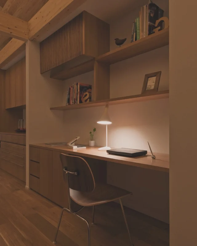 自分の時  シンクホーム｜群馬
〜Wool＆Wood  
SHINKU HOME deaign FLAT HOUSE〜  自然素材でつくる平屋のデザインハウス専門店　  『流行に流されない』『自分らしさ』を大切にする住まいのアイデアをお届けします。  ＿＿＿＿＿＿＿＿＿＿＿＿＿＿＿＿　  資料請求・無料相談会・見学会の申し込みはHPからよろしくお願いします。
⬇️詳しくはプロフィールのリンクから
@shinku_home 
＿＿＿＿＿＿＿＿＿＿＿＿＿＿＿＿  【家づくりの特徴】
① 赤ちゃん基準のやさしい家づくり
アトピー､シックハウスに悩まされ･･･
羊毛断熱材･無垢材・コットン･しっくい・化学物資過敏症対応  ② 超長期優良住宅への取り組み
建築地と暮らし方で考える高断熱・高気密住宅
適地適作の家づくりで過剰スペックを抑える　  ③  平屋のすすめ
結婚・子育て・独立・夫婦二人・介護
コミュニケーション・家事楽だから永年満足　  ④  流行に流されない家　美しいデザインコードでつくる自由設計の平屋　企画住宅でありながら同じ家は一つもない、こだわりをめいっぱいつめこんでもけっして失敗しない、コンセプト型の注文住宅  ⑤  正しいライフプランのすすめ
借りられる住宅ローンで予算を決めてはいけない「変動､固定、団信、三大疾病、繰上げ返済、40年、50年、新NISA、イデコ･･･」
先ずは正しいお金の知識を身につけて下さい。  ⑥  床暖房も全館空調もいらない
実際の住み心地の体感
オーナー邸（シンクホームのＯＢ様）で展示場では伝わらないリアル暮らしを体感ください。　  ⑦  夢ノートではじめる家づくり　「自分らしさ」にとことんこだわりを。
家づくりの目的を明確にします。あなたの夢をあきらめない、妥協しない家づくり  〜〜〜〜〜〜〜〜〜〜〜〜〜〜〜
先ずは相談会へお越しください。
ご予約はホームページからお願いします🤲
プロフィールのリンクからHPへ
@shinku_home  #赤ちゃん基準の家づくり#自然素材の家 #無垢材 #羊毛断熱材 #高気密高断熱#長期優良住宅 
#流行に流されない
#あきることのないデザイン
#美しい平屋#平屋#ぐんまの平屋
#群馬工務店#前橋工務店#高崎工務店
#マイホーム#注文住宅#新築#住まい見学会