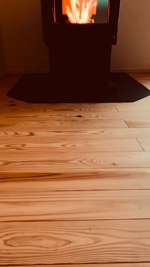 猫が好き  シンクホーム｜群馬
〜Wool＆Wood  
SHINKU HOME deaign FLAT HOUSE〜  自然素材でつくる平屋のデザインハウス専門店　  『流行に流されない』『自分らしさ』を大切にする住まいのアイデアをお届けします。  ＿＿＿＿＿＿＿＿＿＿＿＿＿＿＿＿　  資料請求・無料相談会・見学会の申し込みはHPからよろしくお願いします。
⬇️詳しくはプロフィールのリンクから
@shinku_home 
＿＿＿＿＿＿＿＿＿＿＿＿＿＿＿＿  【家づくりの特徴】
① 赤ちゃん基準のやさしい家づくり
アトピー､シックハウスに悩まされ･･･
羊毛断熱材･無垢材・コットン･しっくい・化学物資過敏症対応  ② 超長期優良住宅への取り組み
建築地と暮らし方で考える高断熱・高気密住宅
適地適作の家づくりで過剰スペックを抑える　  ③  平屋のすすめ
結婚・子育て・独立・夫婦二人・介護
コミュニケーション・家事楽だから永年満足　  ④  流行に流されない家　美しいデザインコードでつくる自由設計の平屋　企画住宅でありながら同じ家は一つもない、こだわりをめいっぱいつめこんでもけっして失敗しない、コンセプト型の注文住宅  ⑤  正しいライフプランのすすめ
借りられる住宅ローンで予算を決めてはいけない「変動､固定、団信、三大疾病、繰上げ返済、40年、50年、新NISA、イデコ･･･」
先ずは正しいお金の知識を身につけて下さい。  ⑥  床暖房も全館空調もいらない
実際の住み心地の体感
オーナー邸（シンクホームのＯＢ様）で展示場では伝わらないリアル暮らしを体感ください。　  ⑦  夢ノートではじめる家づくり　「自分らしさ」にとことんこだわりを。
家づくりの目的を明確にします。あなたの夢をあきらめない、妥協しない家づくり  〜〜〜〜〜〜〜〜〜〜〜〜〜〜〜
先ずは相談会へお越しください。
ご予約はホームページからお願いします🤲
プロフィールのリンクからHPへ
@shinku_home  #赤ちゃん基準の家づくり#自然素材の家 #無垢材 #羊毛断熱材 #高気密高断熱#長期優良住宅 
#流行に流されない
#あきることのないデザイン
#美しい平屋#平屋#ぐんまの平屋
#群馬工務店#前橋工務店#高崎工務店
#マイホーム#注文住宅#新築#住まい見学会
#シンクホーム