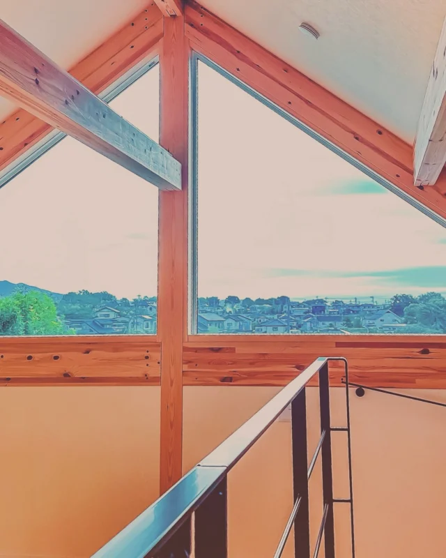 ピクチャーウィンドウ（借景）
景色を取り込む
外部の美しい風景を室内から絵画のように楽しむ  シンクホーム｜群馬
〜Wool＆Wood  
SHINKU HOME deaign FLAT HOUSE〜  自然素材でつくる平屋のデザインハウス専門店　  『流行に流されない』『自分らしさ』を大切にする住まいのアイデアをお届けします。  ＿＿＿＿＿＿＿＿＿＿＿＿＿＿＿＿　  資料請求・無料相談会・見学会の申し込みはHPからよろしくお願いします。
⬇️詳しくはプロフィールのリンクから
@shinku_home 
＿＿＿＿＿＿＿＿＿＿＿＿＿＿＿＿  【家づくりの特徴】
① 赤ちゃん基準のやさしい家づくり
アトピー､シックハウスに悩まされ･･･
羊毛断熱材･無垢材・コットン･しっくい・化学物資過敏症対応  ② 超長期優良住宅への取り組み
建築地と暮らし方で考える高断熱・高気密住宅
適地適作の家づくりで過剰スペックを抑える　  ③  平屋のすすめ
結婚・子育て・独立・夫婦二人・介護
コミュニケーション・家事楽だから永年満足　  ④  流行に流されない家　美しいデザインコードでつくる自由設計の平屋　企画住宅でありながら同じ家は一つもない、こだわりをめいっぱいつめこんでもけっして失敗しない、コンセプト型の注文住宅  ⑤  正しいライフプランのすすめ
借りられる住宅ローンで予算を決めてはいけない「変動､固定、団信、三大疾病、繰上げ返済、40年、50年、新NISA、イデコ･･･」
先ずは正しいお金の知識を身につけて下さい。  ⑥  床暖房も全館空調もいらない
実際の住み心地の体感
オーナー邸（シンクホームのＯＢ様）で展示場では伝わらないリアル暮らしを体感ください。　  ⑦  夢ノートではじめる家づくり　「自分らしさ」にとことんこだわりを。
家づくりの目的を明確にします。あなたの夢をあきらめない、妥協しない家づくり  〜〜〜〜〜〜〜〜〜〜〜〜〜〜〜
先ずは相談会へお越しください。
ご予約はホームページからお願いします🤲
プロフィールのリンクからHPへ
@shinku_home  #赤ちゃん基準の家づくり#自然素材の家 #無垢材 #羊毛断熱材 #高気密高断熱#長期優良住宅 
#流行に流されない
#あきることのないデザイン
#美しい平屋#平屋#ぐんまの平屋
#群馬工務店#前橋工務店#高崎工務店
#マイホーム#注文住宅#新築#住まい見学会
#シンクホーム