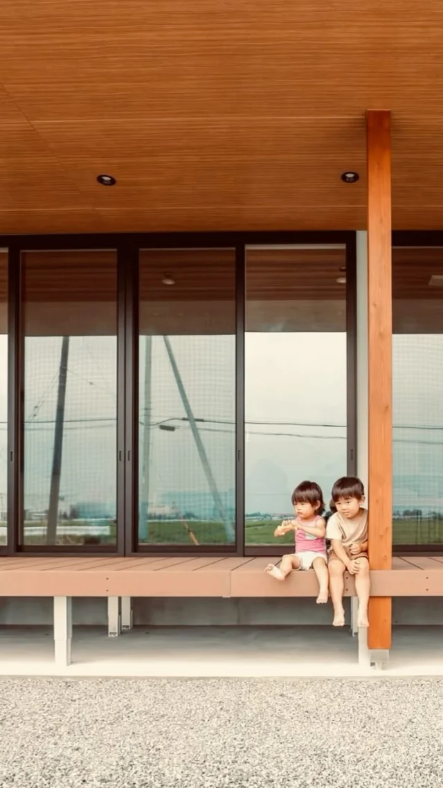 流行は変わるけど、家族の記憶は色褪せない  シンクホーム｜群馬
〜Wool＆Wood  
SHINKU HOME deaign FLAT HOUSE〜  自然素材でつくる平屋のデザインハウス専門店　  『流行に流されない』『自分らしさ』を大切にする住まいのアイデアをお届けします。  ＿＿＿＿＿＿＿＿＿＿＿＿＿＿＿＿　  資料請求・無料相談会・見学会の申し込みはHPからよろしくお願いします。
⬇️詳しくはプロフィールのリンクから
@shinku_home 
＿＿＿＿＿＿＿＿＿＿＿＿＿＿＿＿  【家づくりの特徴】
① 赤ちゃん基準のやさしい家づくり
アトピー､シックハウスに悩まされ･･･
羊毛断熱材･無垢材・コットン･しっくい・化学物資過敏症対応  ② 超長期優良住宅への取り組み
建築地と暮らし方で考える高断熱・高気密住宅
適地適作の家づくりで過剰スペックを抑える　  ③  平屋のすすめ
結婚・子育て・独立・夫婦二人・介護
コミュニケーション・家事楽だから永年満足　  ④  流行に流されない家　美しいデザインコードでつくる自由設計の平屋　企画住宅でありながら同じ家は一つもない、こだわりをめいっぱいつめこんでもけっして失敗しない、コンセプト型の注文住宅  ⑤  正しいライフプランのすすめ
借りられる住宅ローンで予算を決めてはいけない「変動､固定、団信、三大疾病、繰上げ返済、40年、50年、新NISA、イデコ･･･」
先ずは正しいお金の知識を身につけて下さい。  ⑥  床暖房も全館空調もいらない
実際の住み心地の体感
オーナー邸（シンクホームのＯＢ様）で展示場では伝わらないリアル暮らしを体感ください。　  ⑦  夢ノートではじめる家づくり　「自分らしさ」にとことんこだわりを。
家づくりの目的を明確にします。あなたの夢をあきらめない、妥協しない家づくり  〜〜〜〜〜〜〜〜〜〜〜〜〜〜〜
先ずは相談会へお越しください。
ご予約はホームページからお願いします🤲
プロフィールのリンクからHPへ
@shinku_home  #赤ちゃん基準の家づくり#自然素材の家 #無垢材 #羊毛断熱材 #高気密高断熱#長期優良住宅 
#流行に流されない
#あきることのないデザイン
#美しい平屋#平屋#ぐんまの平屋
#群馬工務店#前橋工務店#高崎工務店
#マイホーム#注文住宅#新築#住まい見学会
#シンクホーム