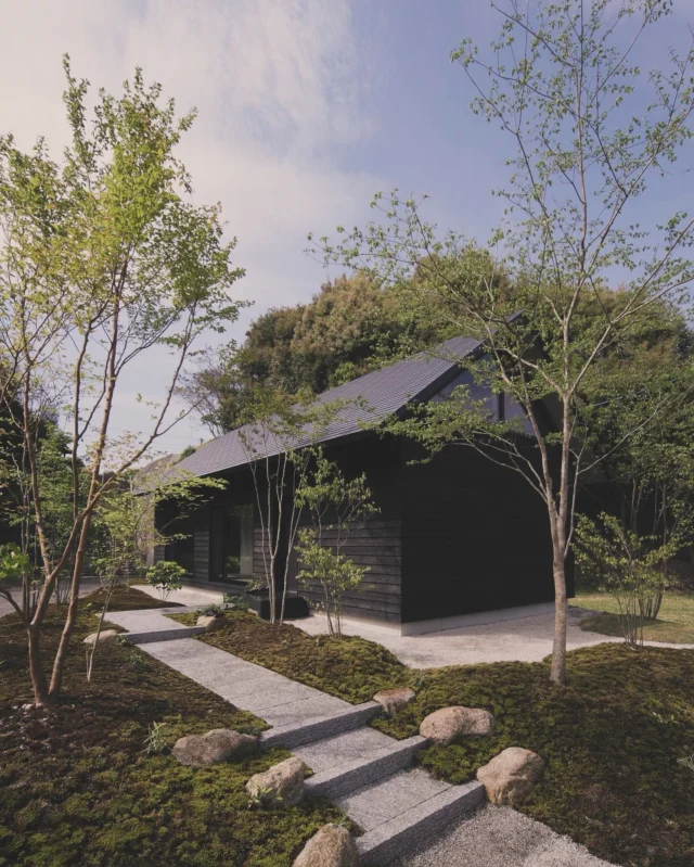 美しい大和比が日本人のDNA
平屋でもない二階建てでもない愛すべき日本の家  シンクホーム｜群馬
〜Wool＆Wood  
SHINKU HOME deaign FLAT HOUSE〜  自然素材でつくる平屋のデザインハウス専門店　  『流行に流されない』『自分らしさ』を大切にする住まいのアイデアをお届けします。  ＿＿＿＿＿＿＿＿＿＿＿＿＿＿＿＿　  資料請求・無料相談会・見学会の申し込みはHPからよろしくお願いします。
⬇️詳しくはプロフィールのリンクから
@shinku_home 
＿＿＿＿＿＿＿＿＿＿＿＿＿＿＿＿  【家づくりの特徴】
① 赤ちゃん基準のやさしい家づくり
アトピー､シックハウスに悩まされ･･･
羊毛断熱材･無垢材・コットン･しっくい・化学物資過敏症対応  ② 超長期優良住宅への取り組み
建築地と暮らし方で考える高断熱・高気密住宅
適地適作の家づくりで過剰スペックを抑える　  ③  平屋のすすめ
結婚・子育て・独立・夫婦二人・介護
コミュニケーション・家事楽だから永年満足　  ④  流行に流されない家　美しいデザインコードでつくる自由設計の平屋　企画住宅でありながら同じ家は一つもない、こだわりをめいっぱいつめこんでもけっして失敗しない、コンセプト型の注文住宅  ⑤  正しいライフプランのすすめ
借りられる住宅ローンで予算を決めてはいけない「変動､固定、団信、三大疾病、繰上げ返済、40年、50年、新NISA、イデコ･･･」
先ずは正しいお金の知識を身につけて下さい。  ⑥  床暖房も全館空調もいらない
実際の住み心地の体感
オーナー邸（シンクホームのＯＢ様）で展示場では伝わらないリアル暮らしを体感ください。　  ⑦  夢ノートではじめる家づくり　「自分らしさ」にとことんこだわりを。
家づくりの目的を明確にします。あなたの夢をあきらめない、妥協しない家づくり  〜〜〜〜〜〜〜〜〜〜〜〜〜〜〜
先ずは相談会へお越しください。
ご予約はホームページからお願いします🤲
プロフィールのリンクからHPへ
@shinku_home  #赤ちゃん基準の家づくり#自然素材の家 #無垢材 #羊毛断熱材 #高気密高断熱#長期優良住宅 
#流行に流されない
#あきることのないデザイン
#美しい平屋#平屋#ぐんまの平屋
#群馬工務店#前橋工務店#高崎工務店
#マイホーム#注文住宅#新築#住まい見学会
#シンクホーム