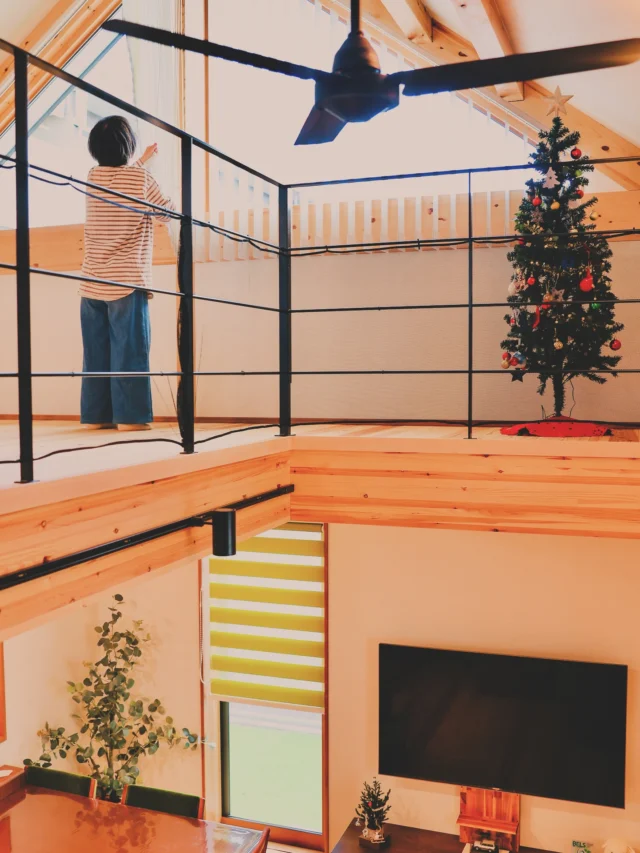 おしゃれに飾り付けて楽しもう！
マイホームでクリスマス🎄  シンクホーム｜群馬
〜Wool＆Wood  
SHINKU HOME deaign FLAT HOUSE〜  自然素材でつくる平屋のデザインハウス専門店　  『流行に流されない』『自分らしさ』を大切にする住まいのアイデアをお届けします。  ＿＿＿＿＿＿＿＿＿＿＿＿＿＿＿＿　  資料請求・無料相談会・見学会の申し込みはHPからよろしくお願いします。
⬇️詳しくはプロフィールのリンクから
@shinku_home 
＿＿＿＿＿＿＿＿＿＿＿＿＿＿＿＿  【家づくりの特徴】
① 赤ちゃん基準のやさしい家づくり
アトピー､シックハウスに悩まされ･･･
羊毛断熱材･無垢材・コットン･しっくい・化学物資過敏症対応  ② 超長期優良住宅への取り組み
建築地と暮らし方で考える高断熱・高気密住宅
適地適作の家づくりで過剰スペックを抑える　  ③  平屋のすすめ
結婚・子育て・独立・夫婦二人・介護
コミュニケーション・家事楽だから永年満足　  ④  流行に流されない家　美しいデザインコードでつくる自由設計の平屋　企画住宅でありながら同じ家は一つもない、こだわりをめいっぱいつめこんでもけっして失敗しない、コンセプト型の注文住宅  ⑤  正しいライフプランのすすめ
借りられる住宅ローンで予算を決めてはいけない「変動､固定、団信、三大疾病、繰上げ返済、40年、50年、新NISA、イデコ･･･」
先ずは正しいお金の知識を身につけて下さい。  ⑥  床暖房も全館空調もいらない
実際の住み心地の体感
オーナー邸（シンクホームのＯＢ様）で展示場では伝わらないリアル暮らしを体感ください。　  ⑦  夢ノートではじめる家づくり　「自分らしさ」にとことんこだわりを。
家づくりの目的を明確にします。あなたの夢をあきらめない、妥協しない家づくり  〜〜〜〜〜〜〜〜〜〜〜〜〜〜〜
先ずは相談会へお越しください。
ご予約はホームページからお願いします🤲
プロフィールのリンクからHPへ
@shinku_home  #赤ちゃん基準の家づくり#自然素材の家 #無垢材 #羊毛断熱材 #高気密高断熱#長期優良住宅 
#流行に流されない
#あきることのないデザイン
#美しい平屋#平屋#ぐんまの平屋
#群馬工務店#前橋工務店#高崎工務店
#マイホーム#注文住宅#新築#住まい見学会
#シンクホーム