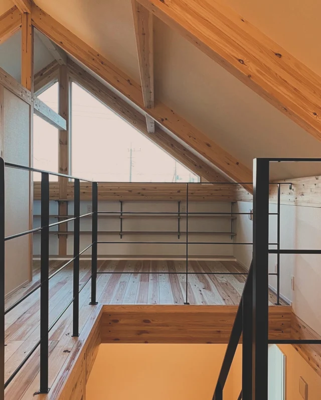 三角窓で幸せホルモン
朝一の朝日が
セロトニン（別名　幸せホルモン）の分泌を促進  シンクホーム｜群馬
〜Wool＆Wood  
SHINKU HOME deaign FLAT HOUSE〜  自然素材でつくる平屋のデザインハウス専門店　  『流行に流されない』『自分らしさ』を大切にする住まいのアイデアをお届けします。  ＿＿＿＿＿＿＿＿＿＿＿＿＿＿＿＿　  資料請求・無料相談会・見学会の申し込みはHPからよろしくお願いします。
⬇️詳しくはプロフィールのリンクから
@shinku_home 
＿＿＿＿＿＿＿＿＿＿＿＿＿＿＿＿  【家づくりの特徴】
① 赤ちゃん基準のやさしい家づくり
アトピー､シックハウスに悩まされ･･･
羊毛断熱材･無垢材・コットン･しっくい・化学物資過敏症対応  ② 超長期優良住宅への取り組み
建築地と暮らし方で考える高断熱・高気密住宅
適地適作の家づくりで過剰スペックを抑える　  ③  平屋のすすめ
結婚・子育て・独立・夫婦二人・介護
コミュニケーション・家事楽だから永年満足　  ④  流行に流されない家　美しいデザインコードでつくる自由設計の平屋　企画住宅でありながら同じ家は一つもない、こだわりをめいっぱいつめこんでもけっして失敗しない、コンセプト型の注文住宅  ⑤  正しいライフプランのすすめ
借りられる住宅ローンで予算を決めてはいけない「変動､固定、団信、三大疾病、繰上げ返済、40年、50年、新NISA、イデコ･･･」
先ずは正しいお金の知識を身につけて下さい。  ⑥  床暖房も全館空調もいらない
実際の住み心地の体感
オーナー邸（シンクホームのＯＢ様）で展示場では伝わらないリアル暮らしを体感ください。　  ⑦  夢ノートではじめる家づくり　「自分らしさ」にとことんこだわりを。
家づくりの目的を明確にします。あなたの夢をあきらめない、妥協しない家づくり  〜〜〜〜〜〜〜〜〜〜〜〜〜〜〜
先ずは相談会へお越しください。
ご予約はホームページからお願いします🤲
プロフィールのリンクからHPへ
@shinku_home  #赤ちゃん基準の家づくり#自然素材の家 #無垢材 #羊毛断熱材 #高気密高断熱#長期優良住宅 
#流行に流されない
#あきることのないデザイン
#美しい平屋#平屋#ぐんまの平屋
#群馬工務店#前橋工務店#高崎工務店
#マイホーム#注文住宅#新築#住まい見学会
#シンクホーム